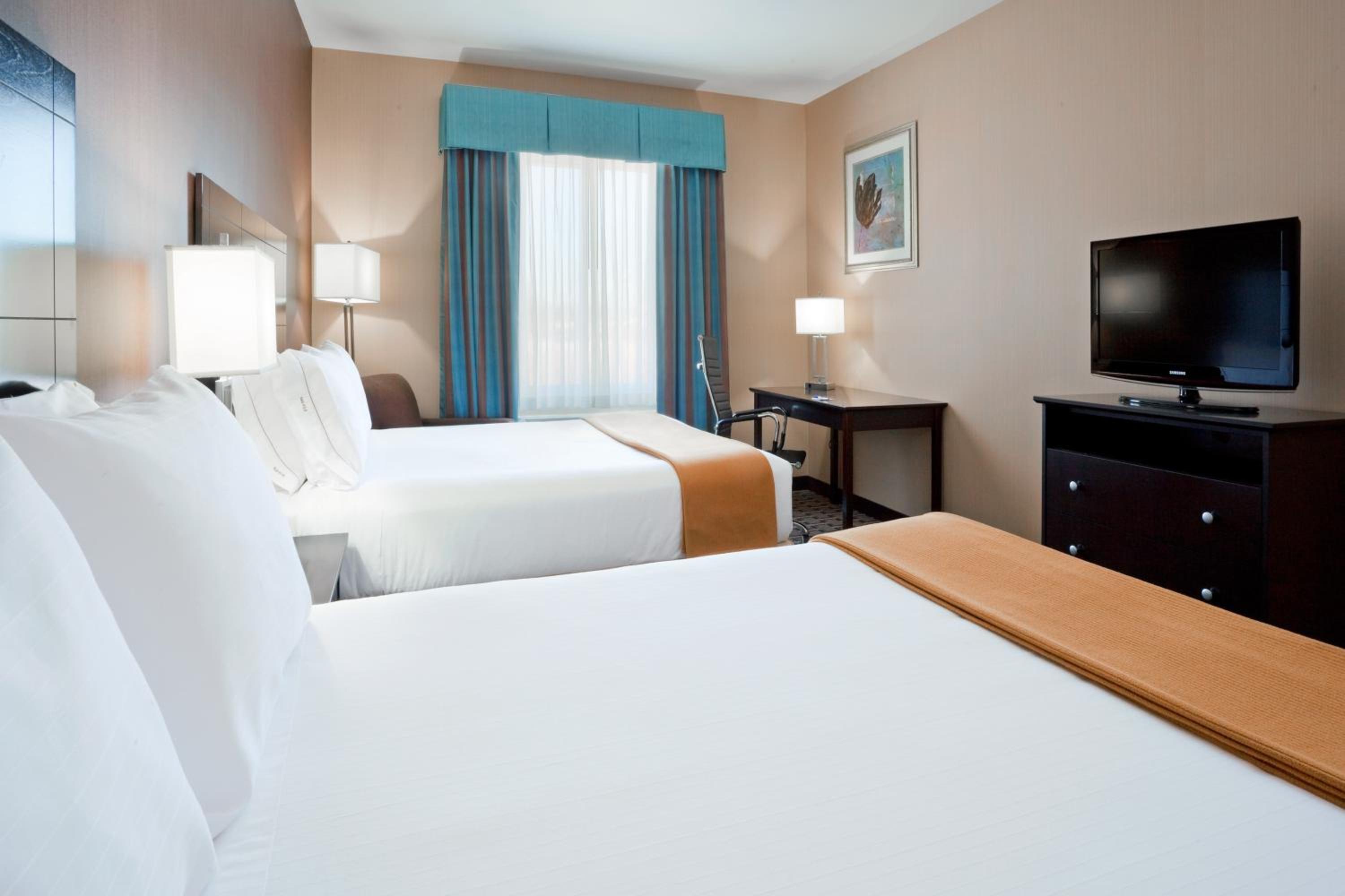 Standard Room with Two Queen Beds - Photo 4
