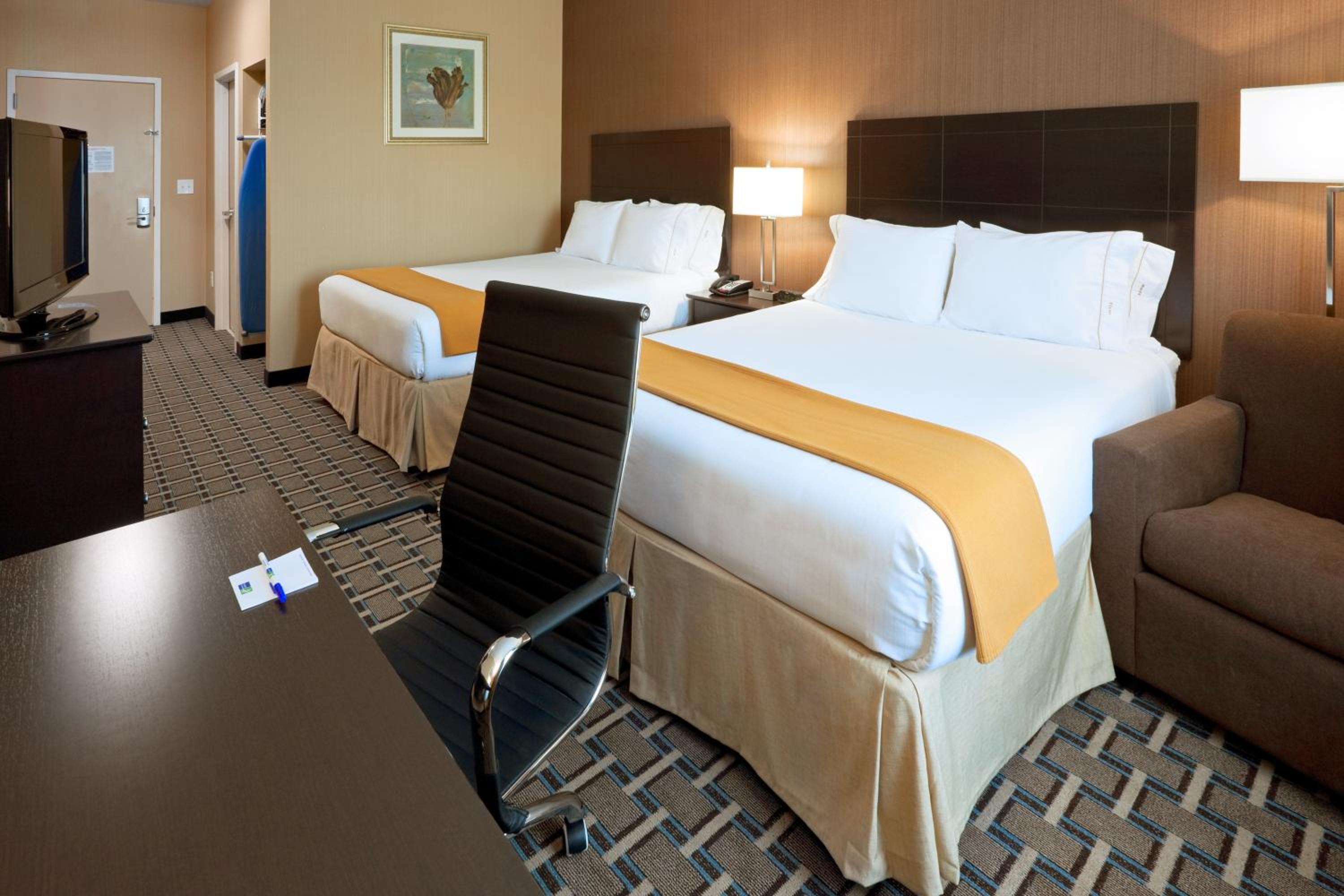 Standard Room with Two Queen Beds - Photo 3