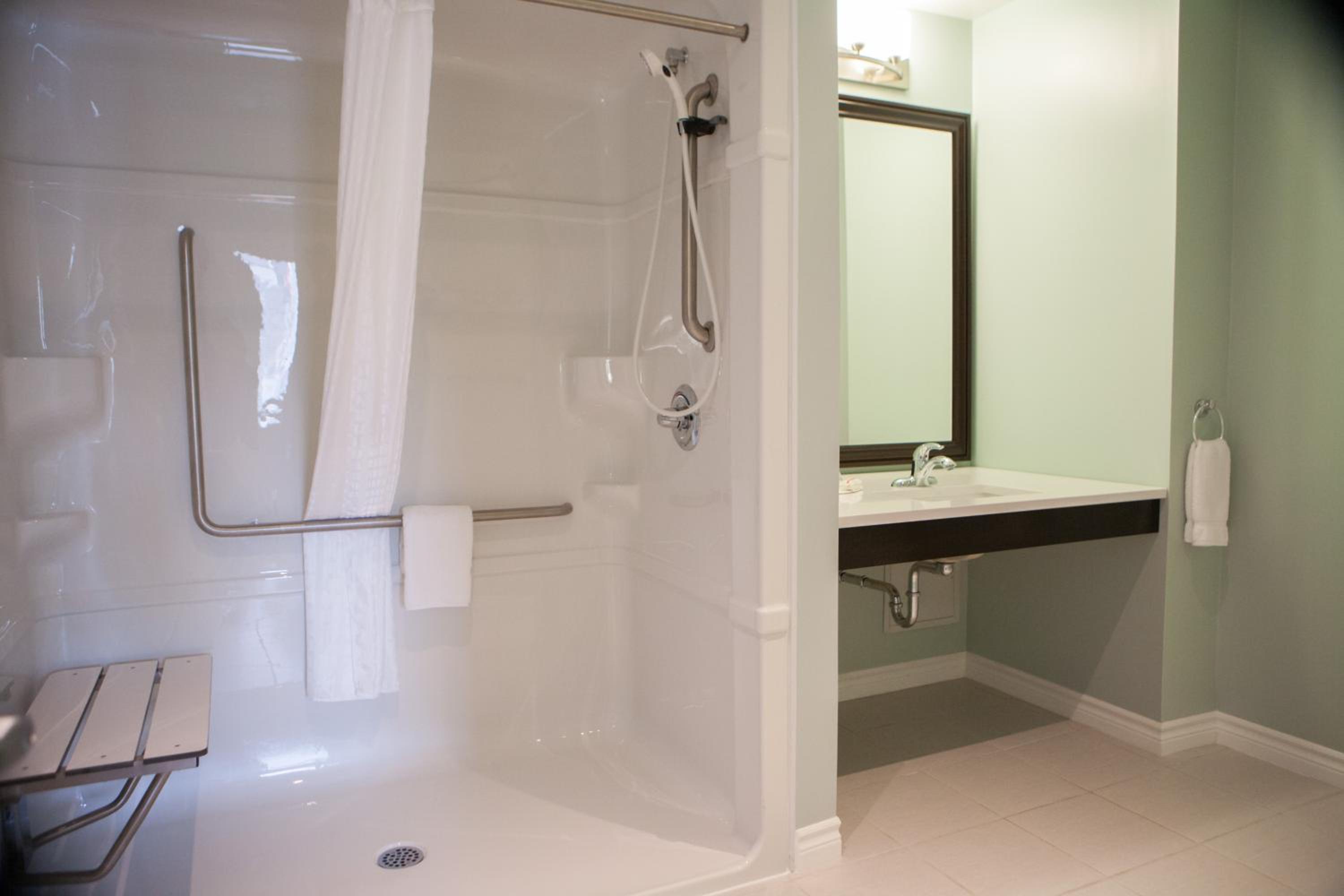 Queen Room with Mobility Access and Street - Non-Smoking - Photo 1