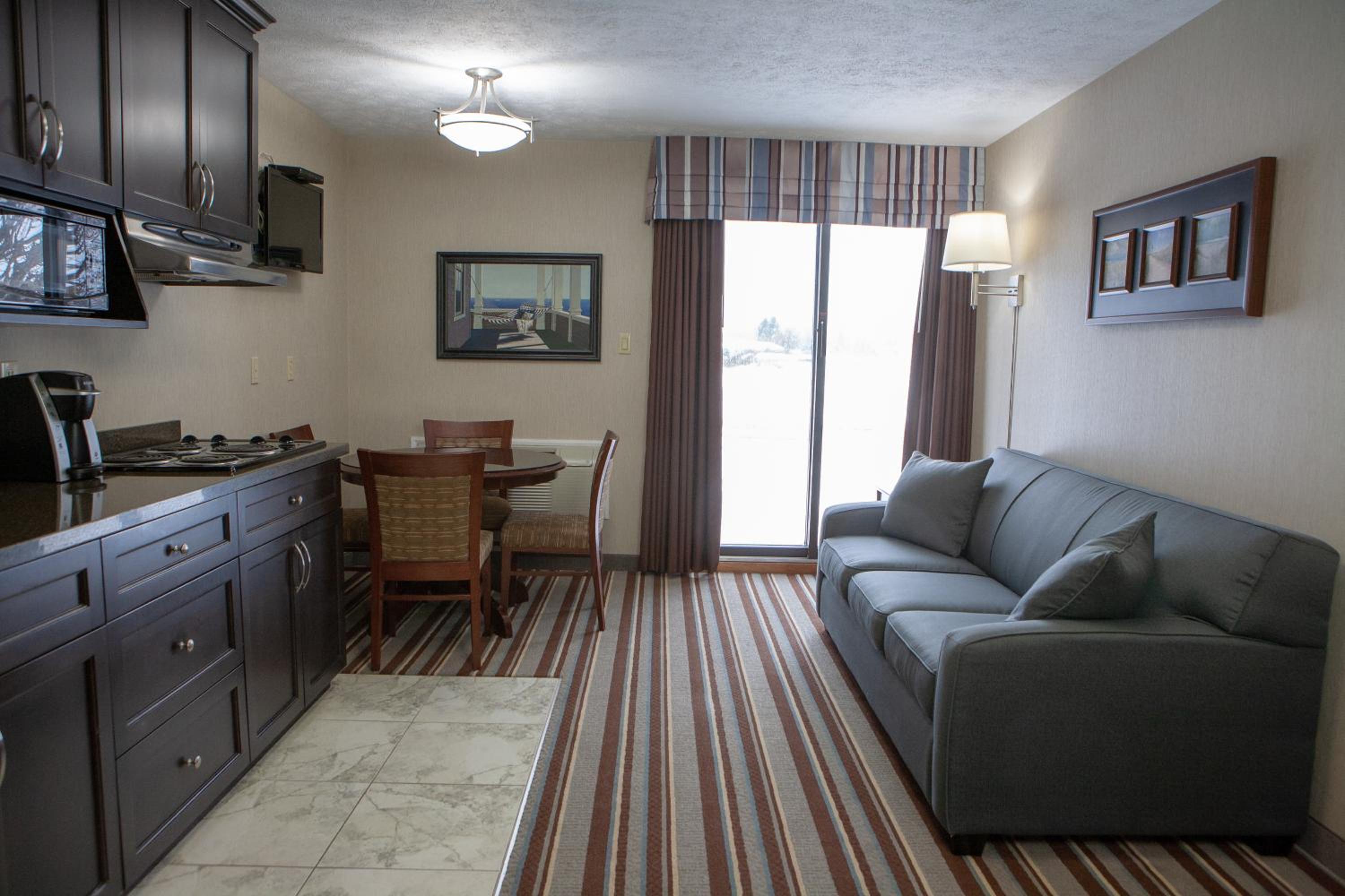 Deluxe King Suite with Street View - Non-Smoking - Photo 2