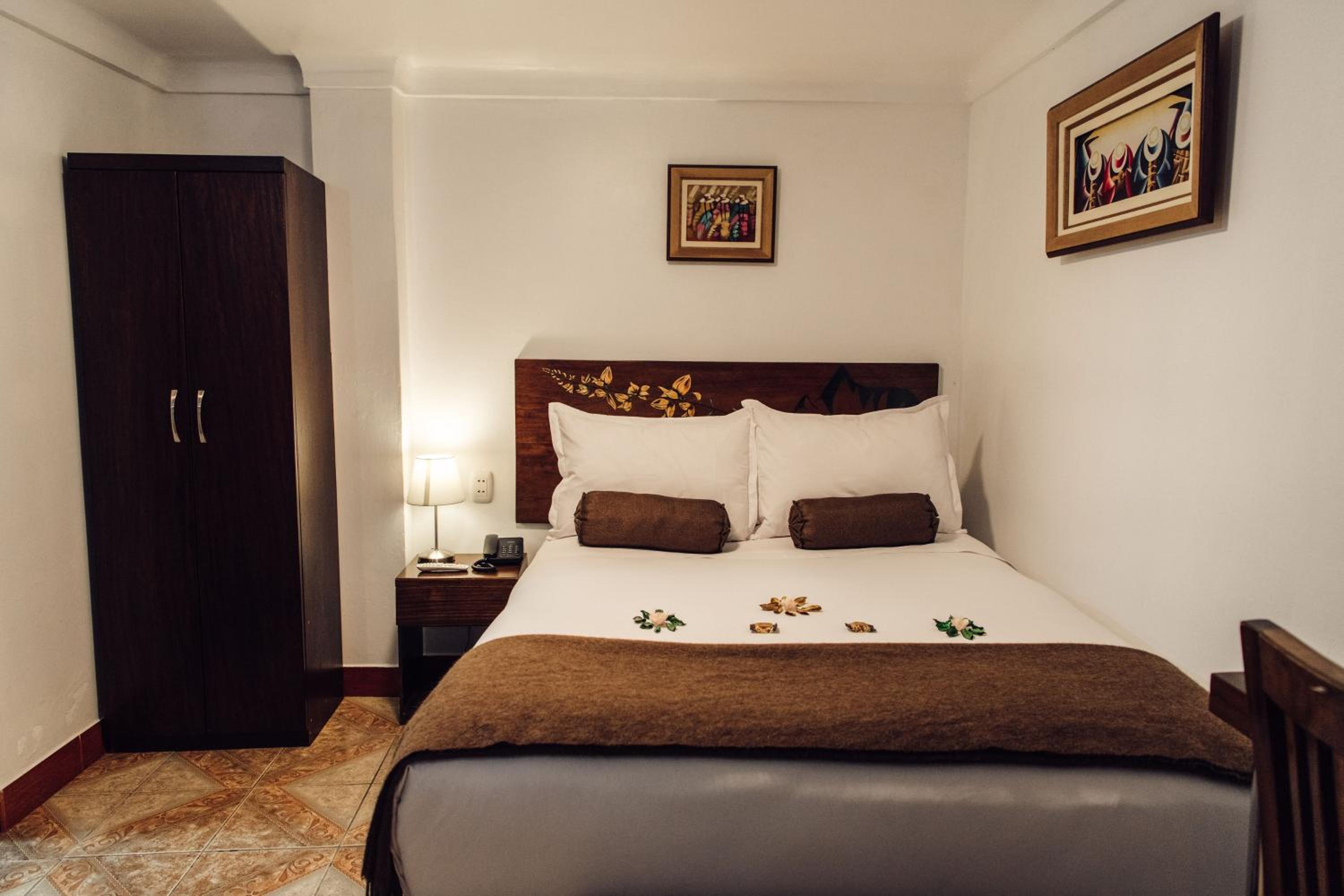 Double Room with Private Bathroom - Photo 23