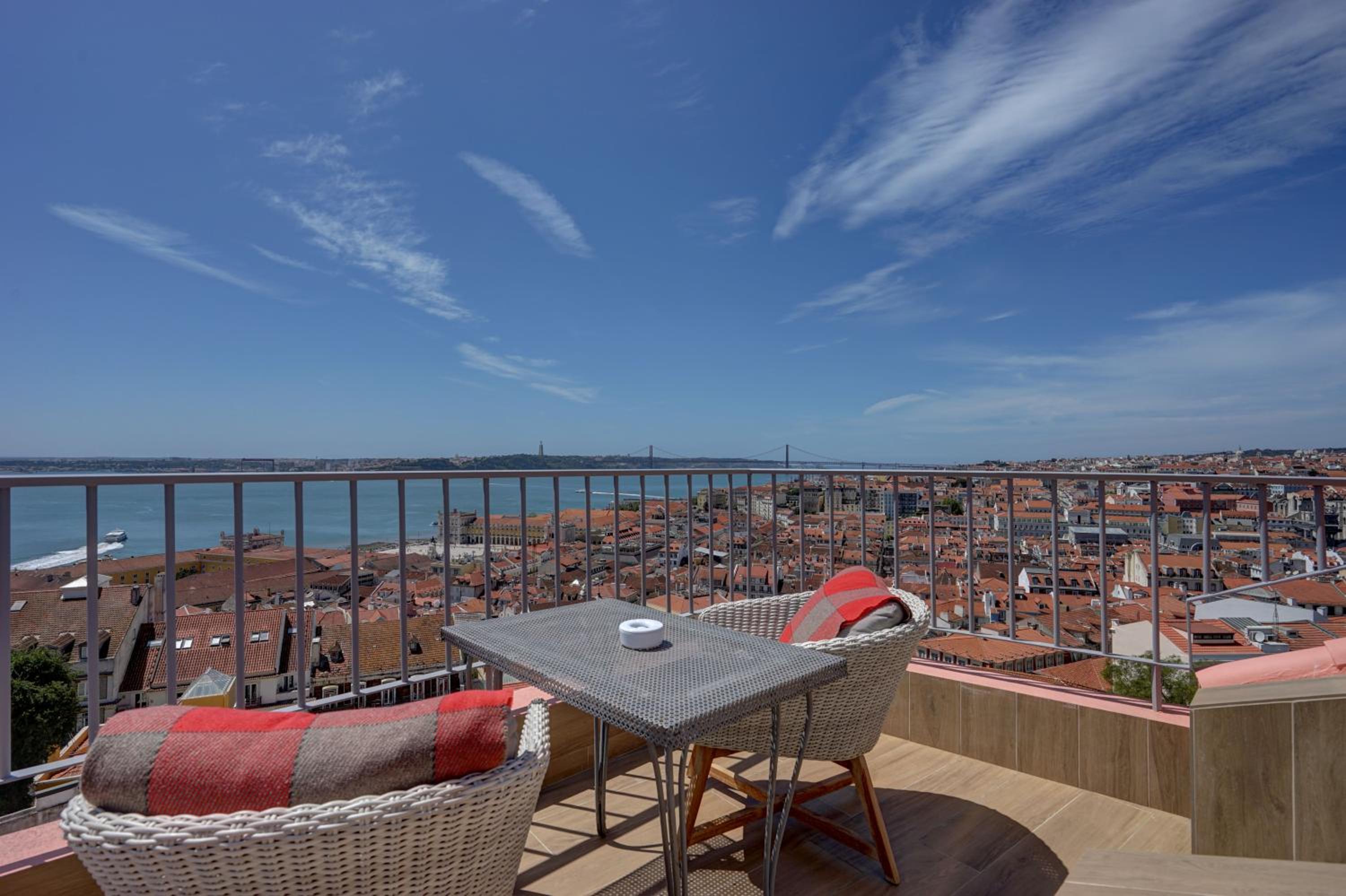 Luxury Attic Suite with Terrace Panoramic River, Castle and City View - Photo 2