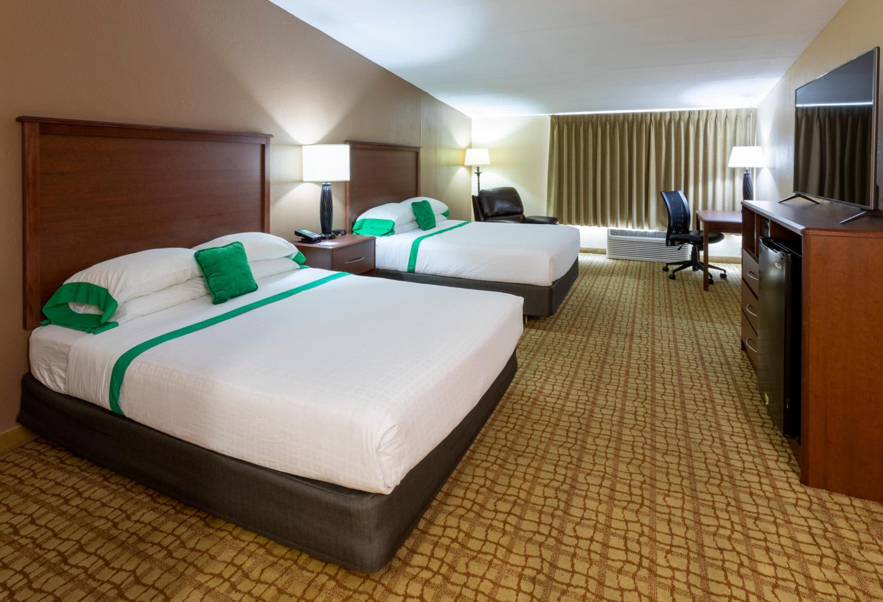 Executive 2 Queen Beds - Photo 3