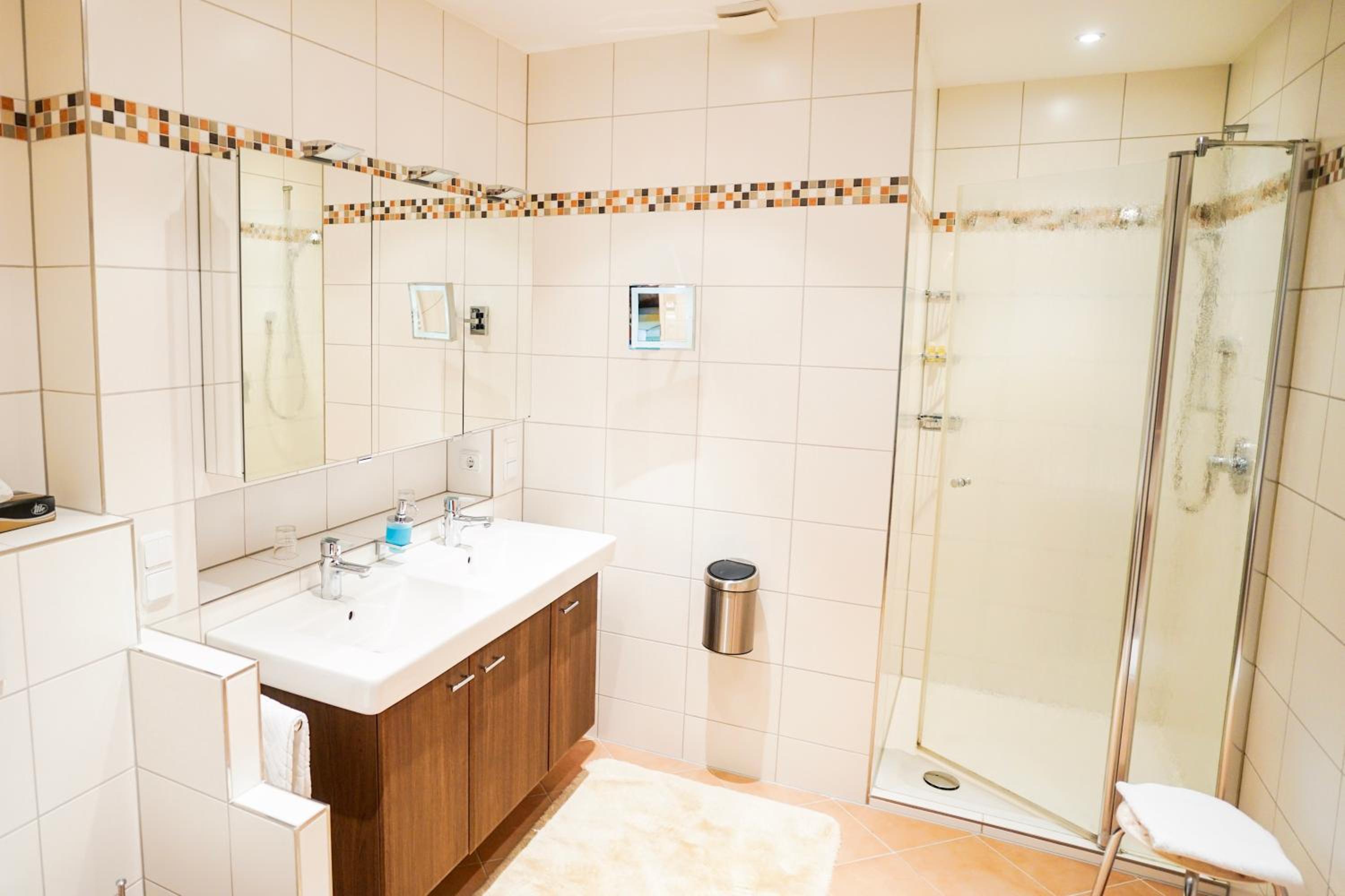 Standard Double Room - Photo 11