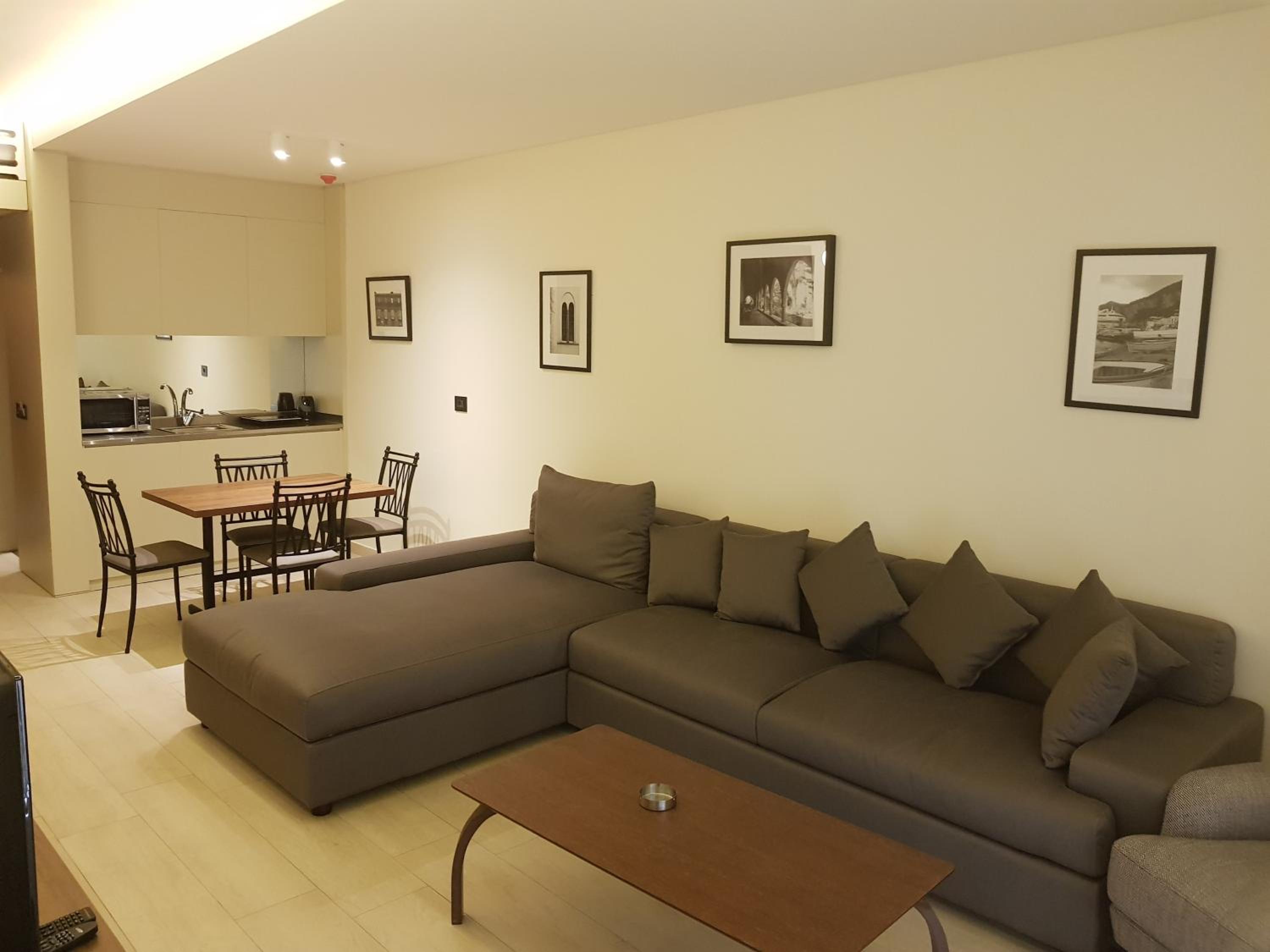 One-Bedroom Apartment - Non-Smoking photo 2