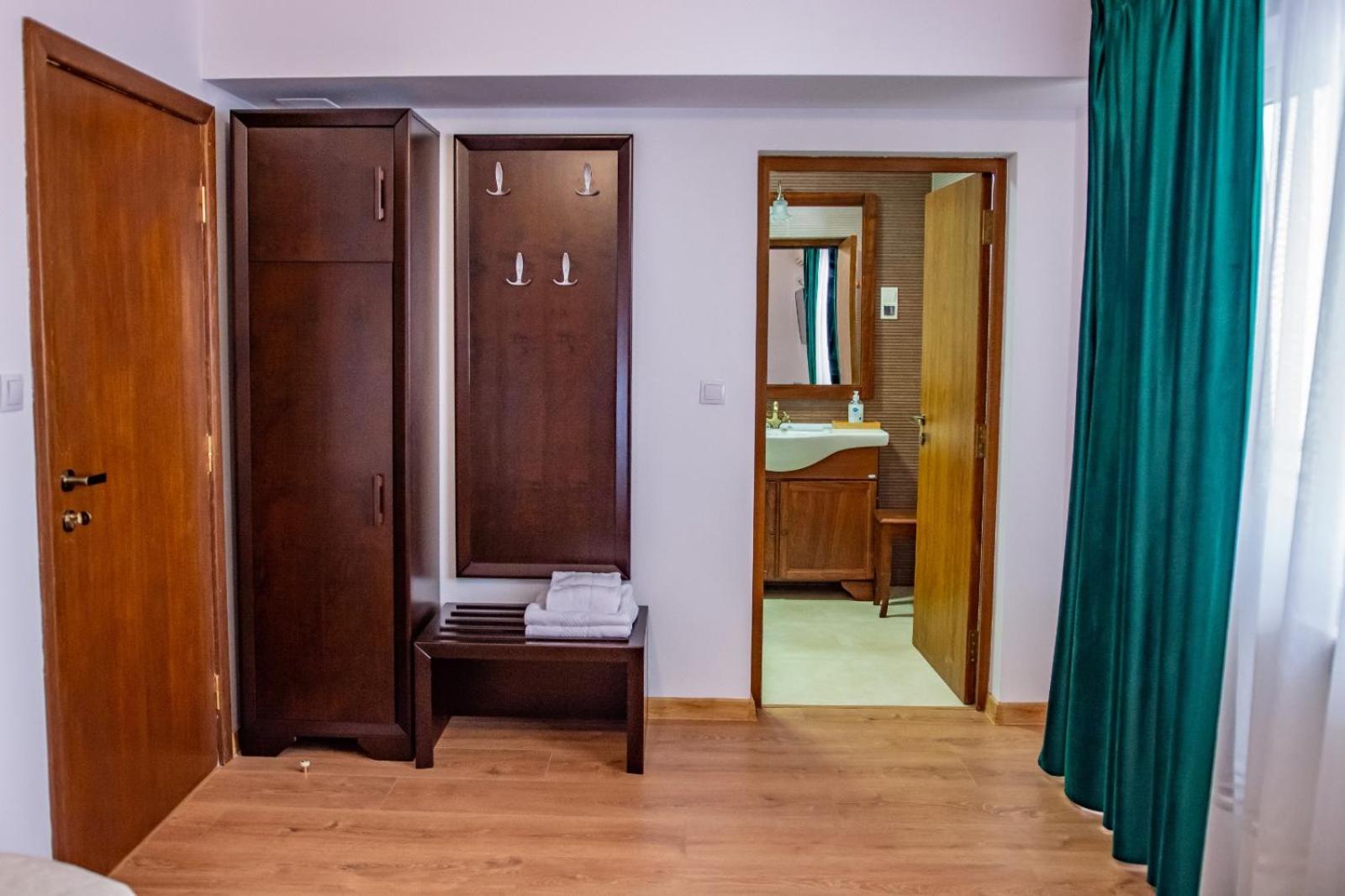 Double Room - Photo 12