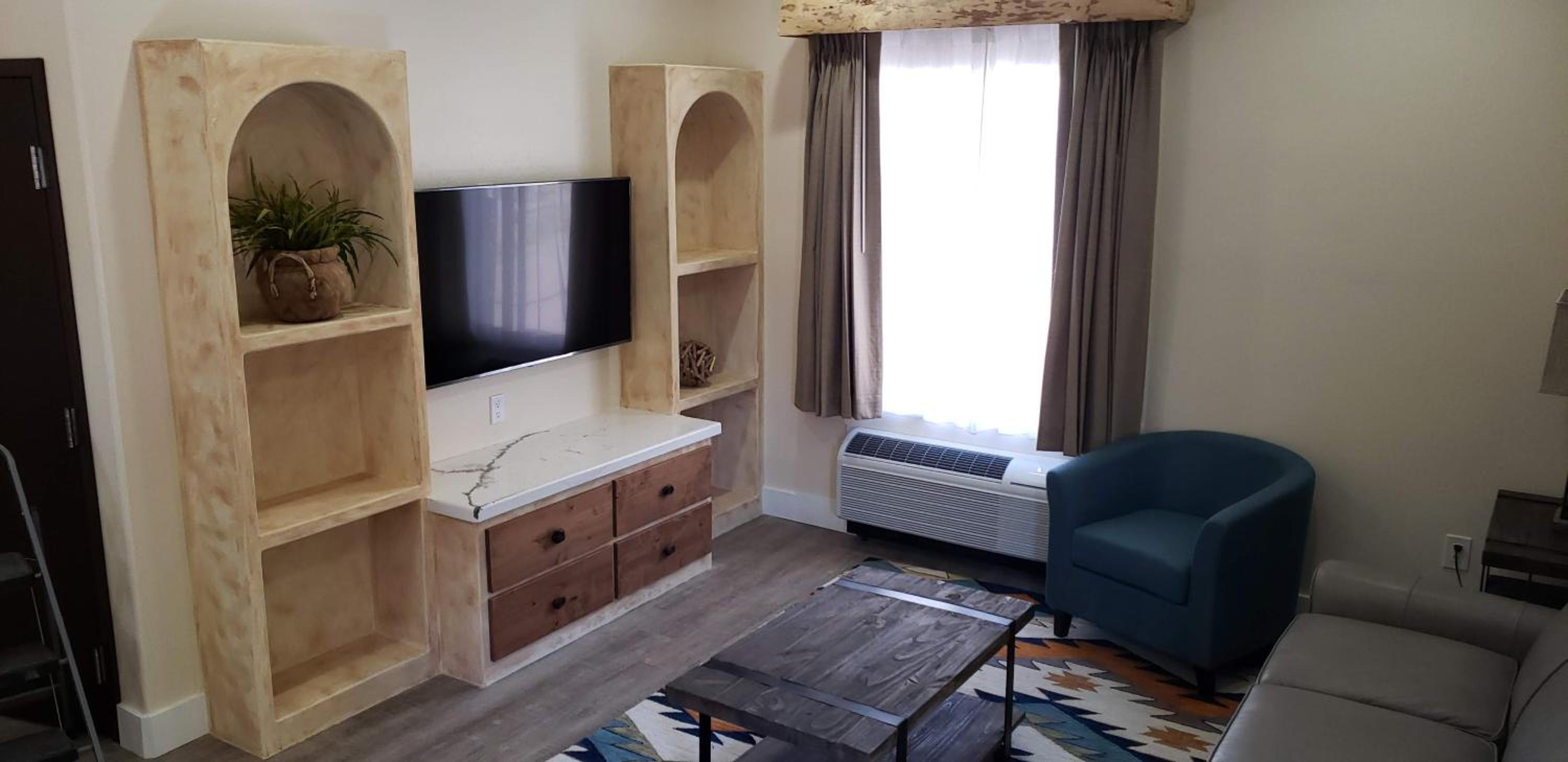 Deluxe King Suite - Photo 2