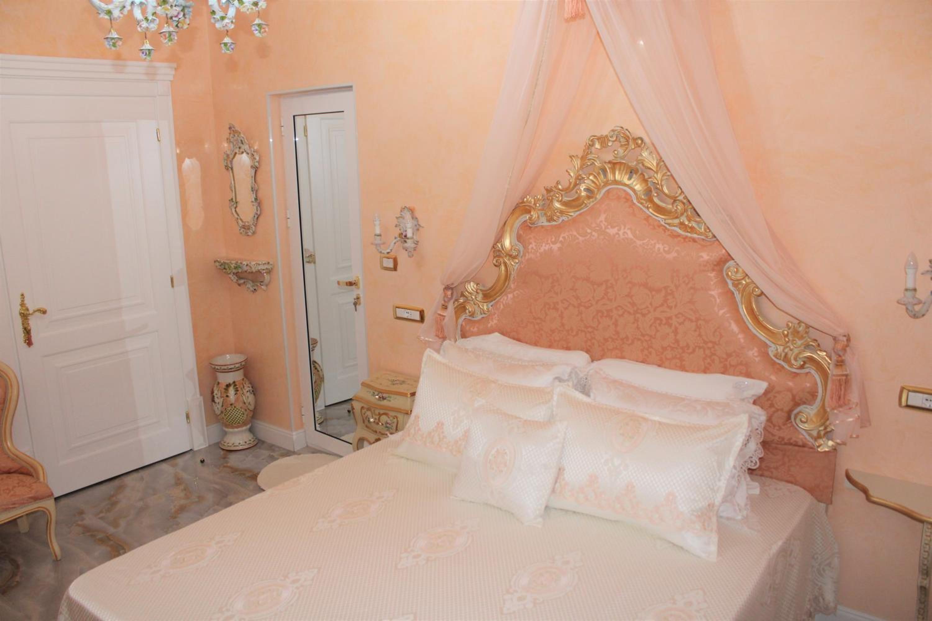 Deluxe Double Room with Balcony - Photo 25