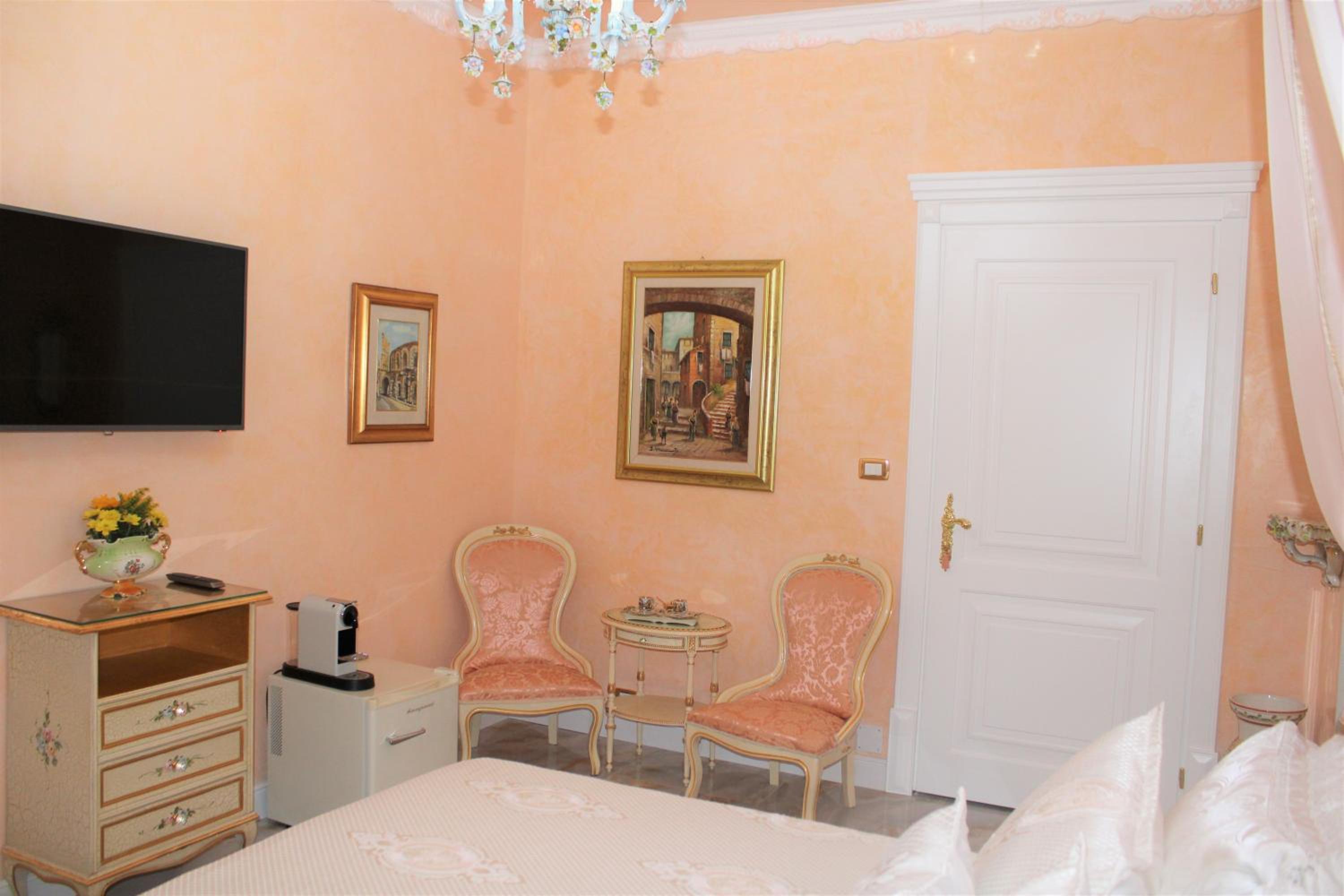 Deluxe Double Room with Balcony - Photo 7