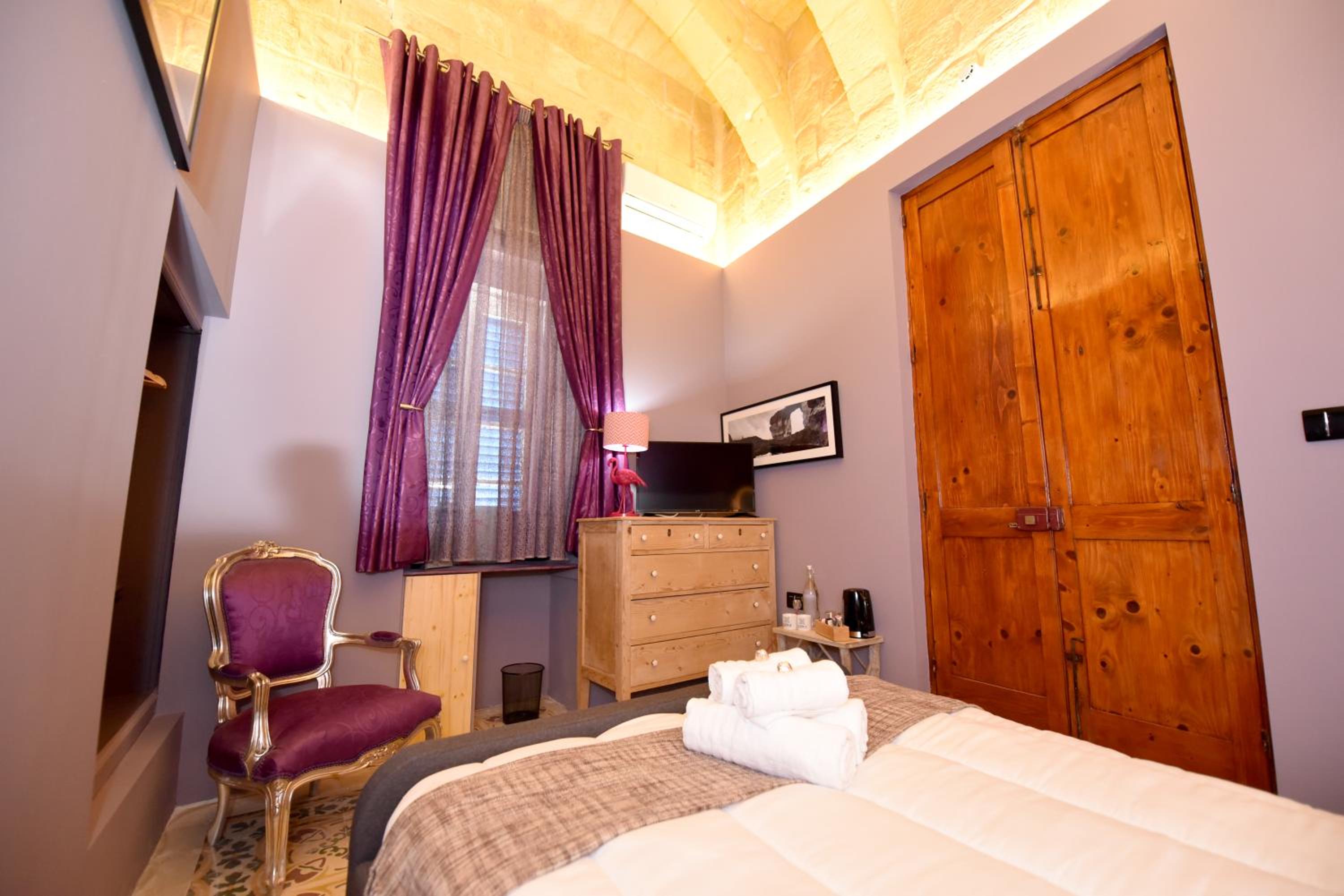 Budget Double Room with Private External Bathroom photo 1