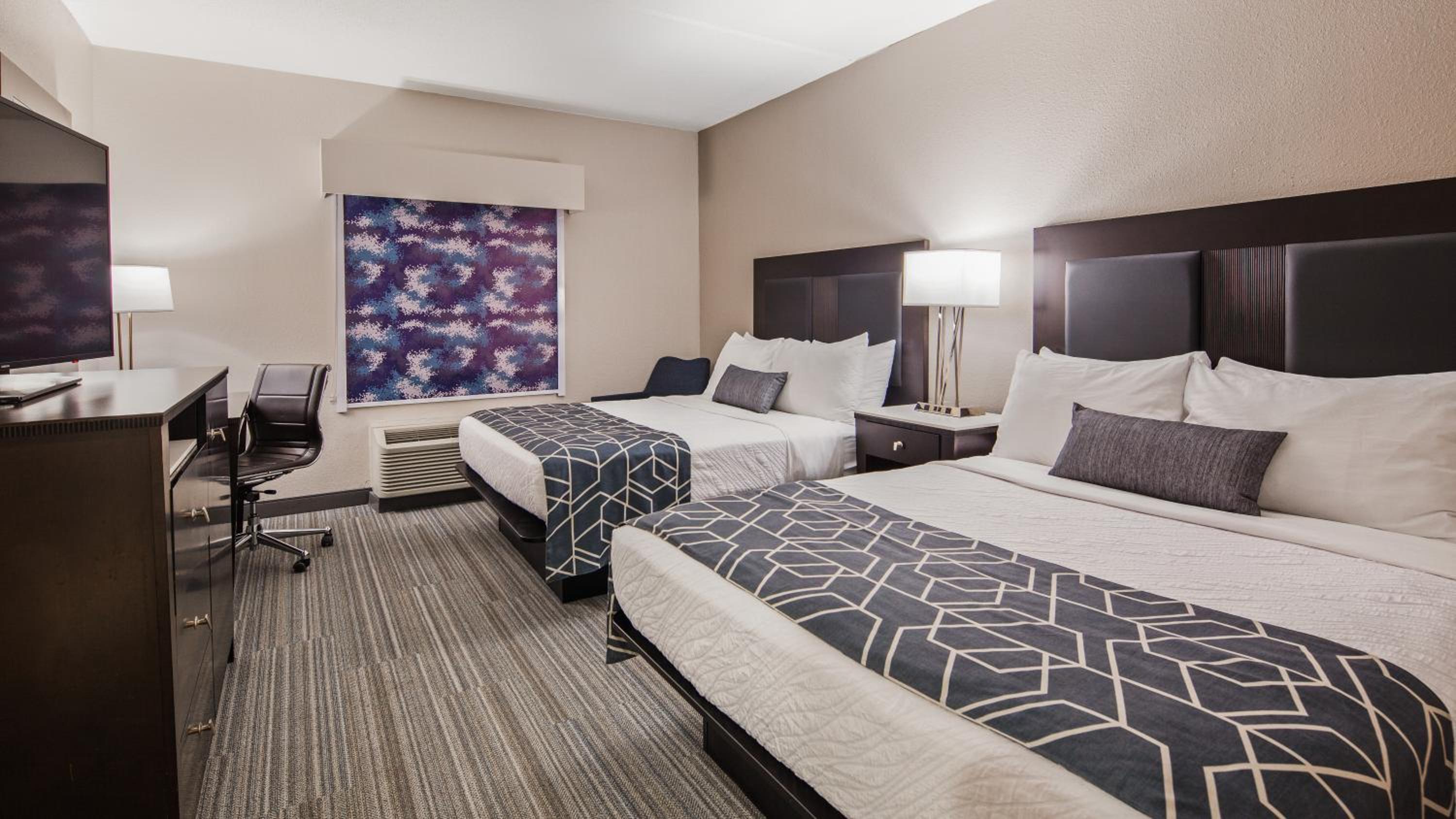 Queen Room with Two Queen Beds - Non-Smoking - Photo 6