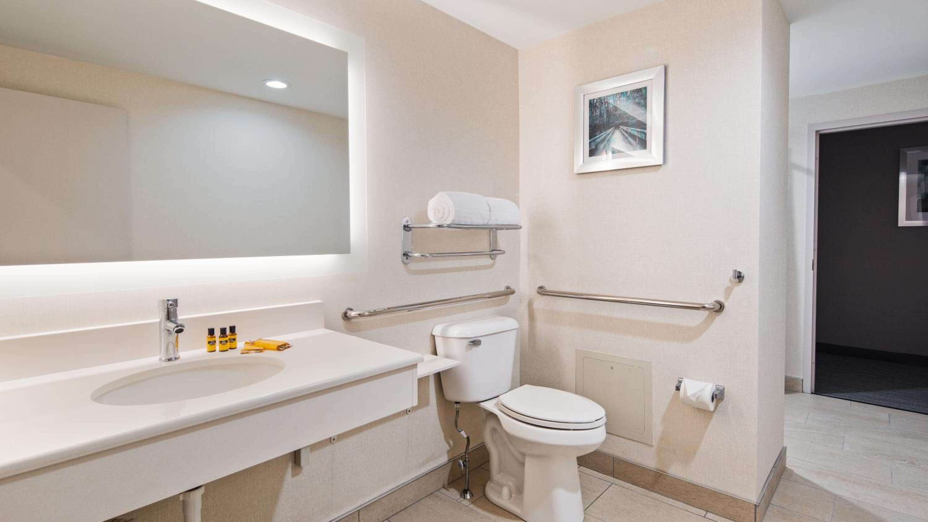 Queen Suite with Two Queen Beds and Bath Tub - Disability Access - Photo 7