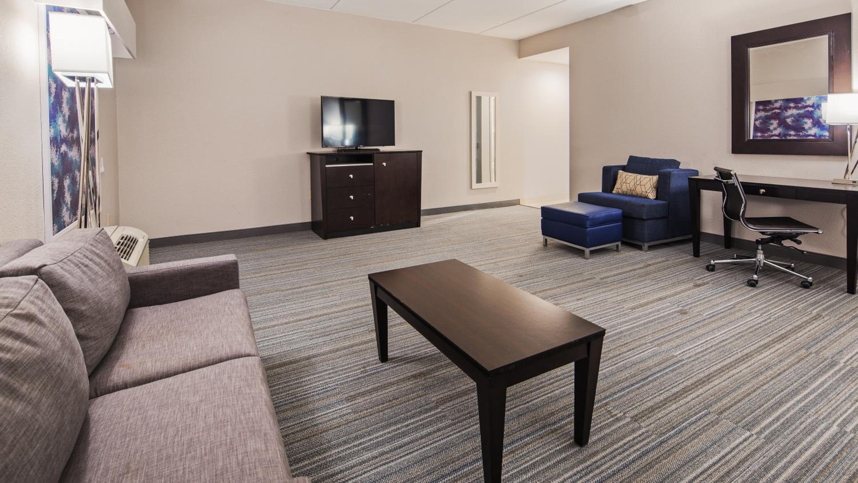 Queen Suite with Two Queen Beds and Bath Tub - Disability Access - Photo 1