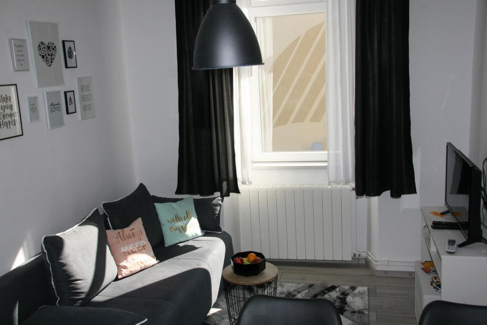 One-Bedroom Apartment - Photo 3