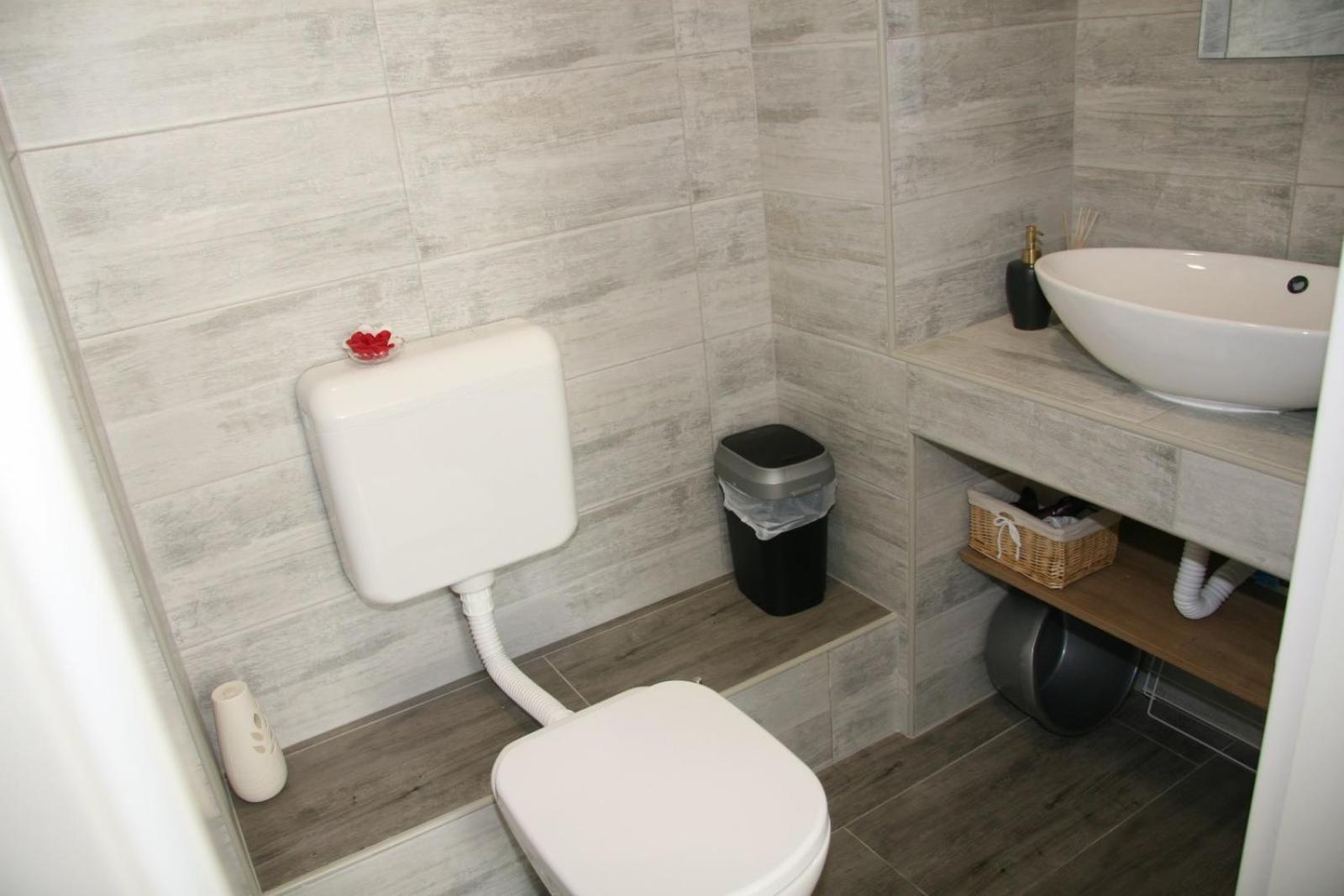 One-Bedroom Apartment - Photo 2