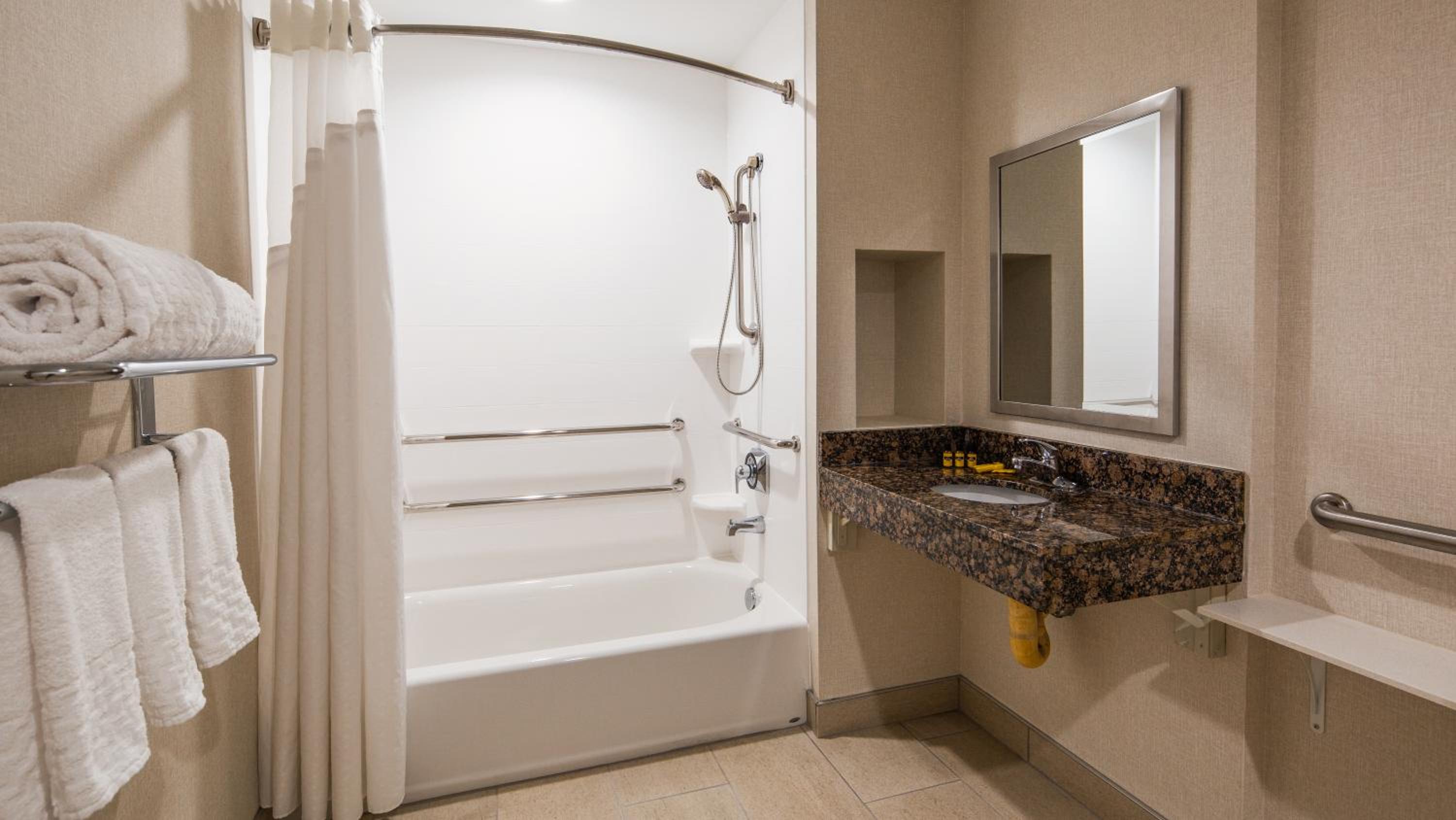 Queen Room with Bath Tub - Disability Access - Photo 3