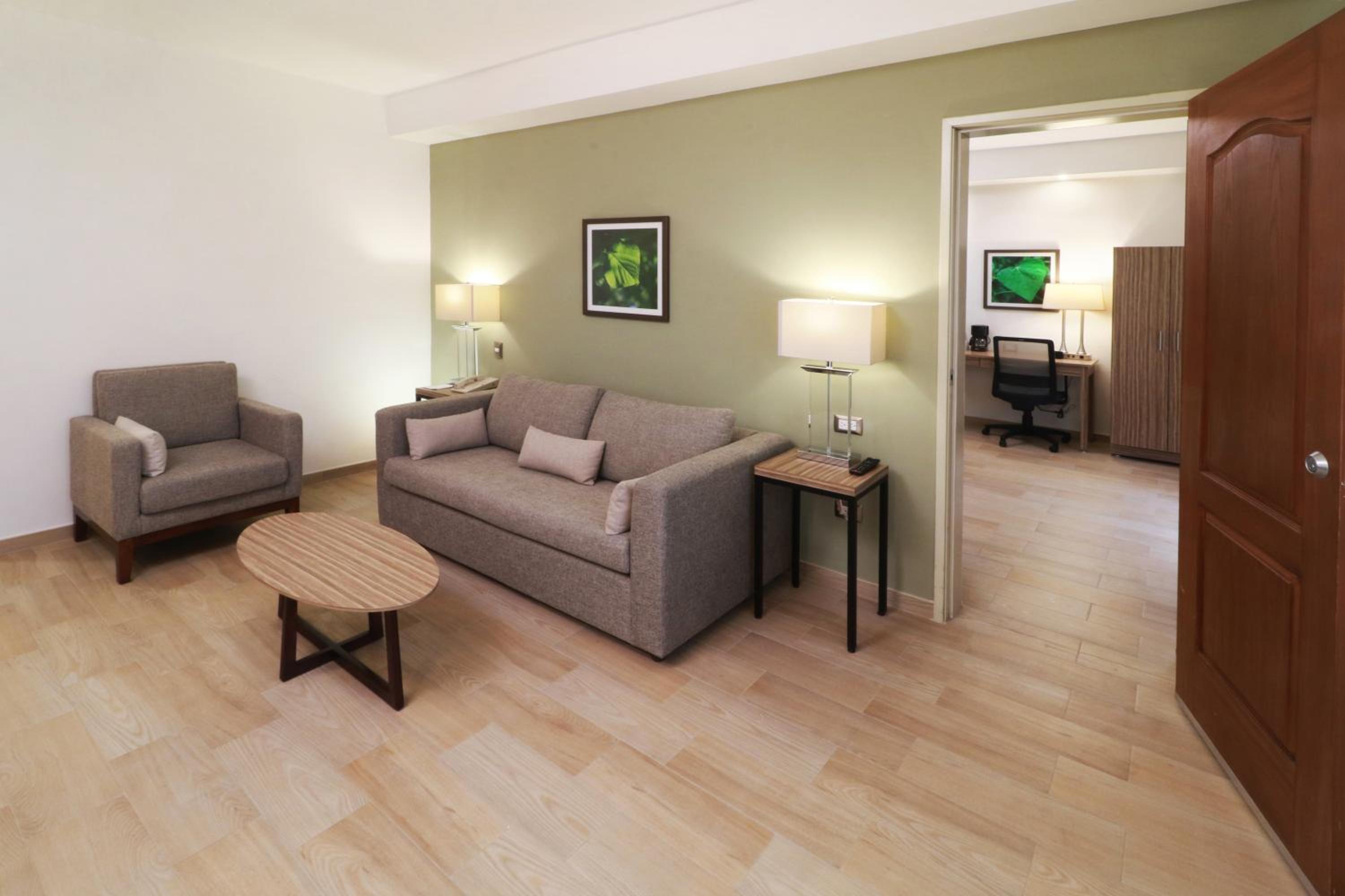 Junior King One-Bedroom Suite - Non-Smoking - Photo 1