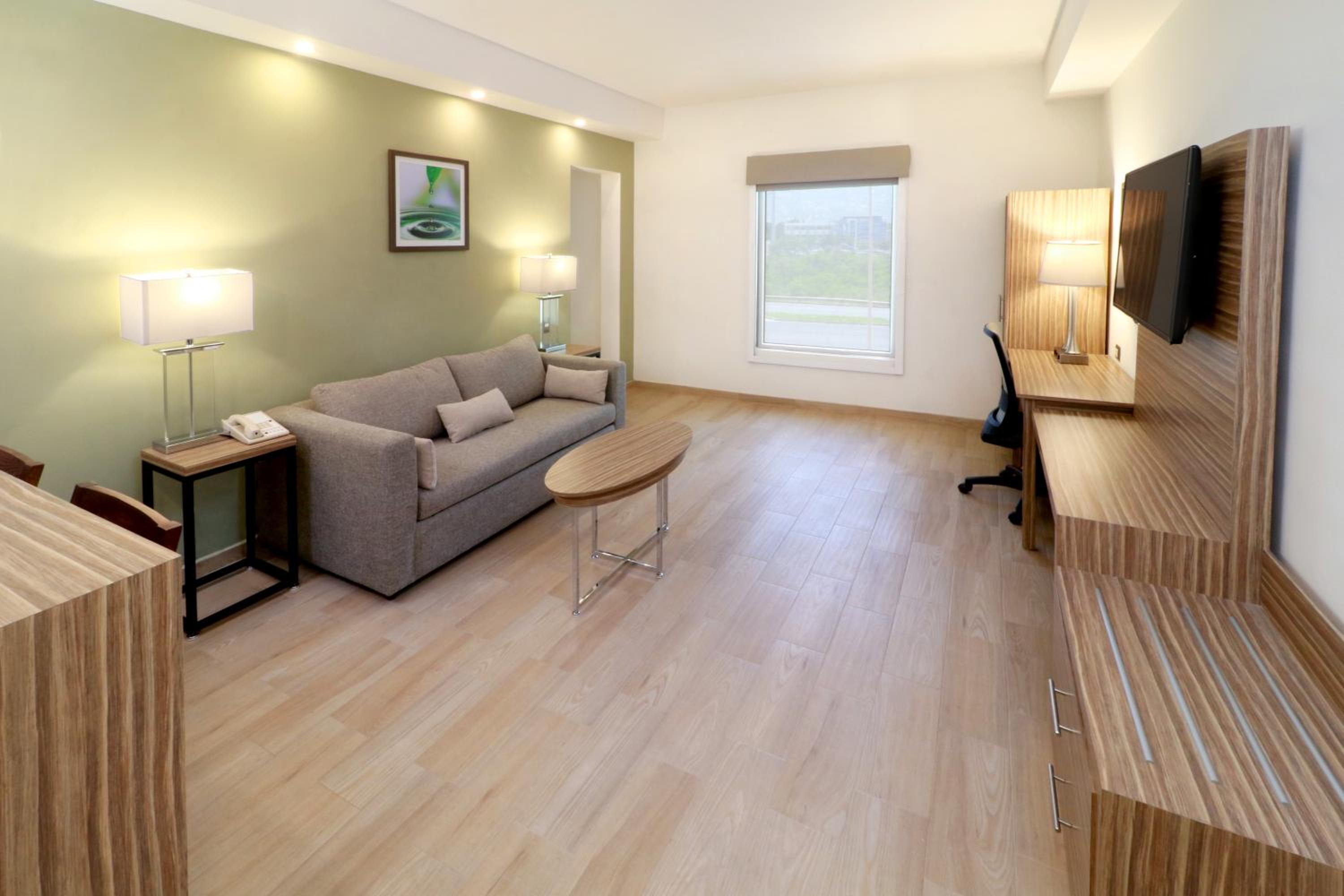 Master King One-Bedroom Suite - Non-Smoking - Photo 6