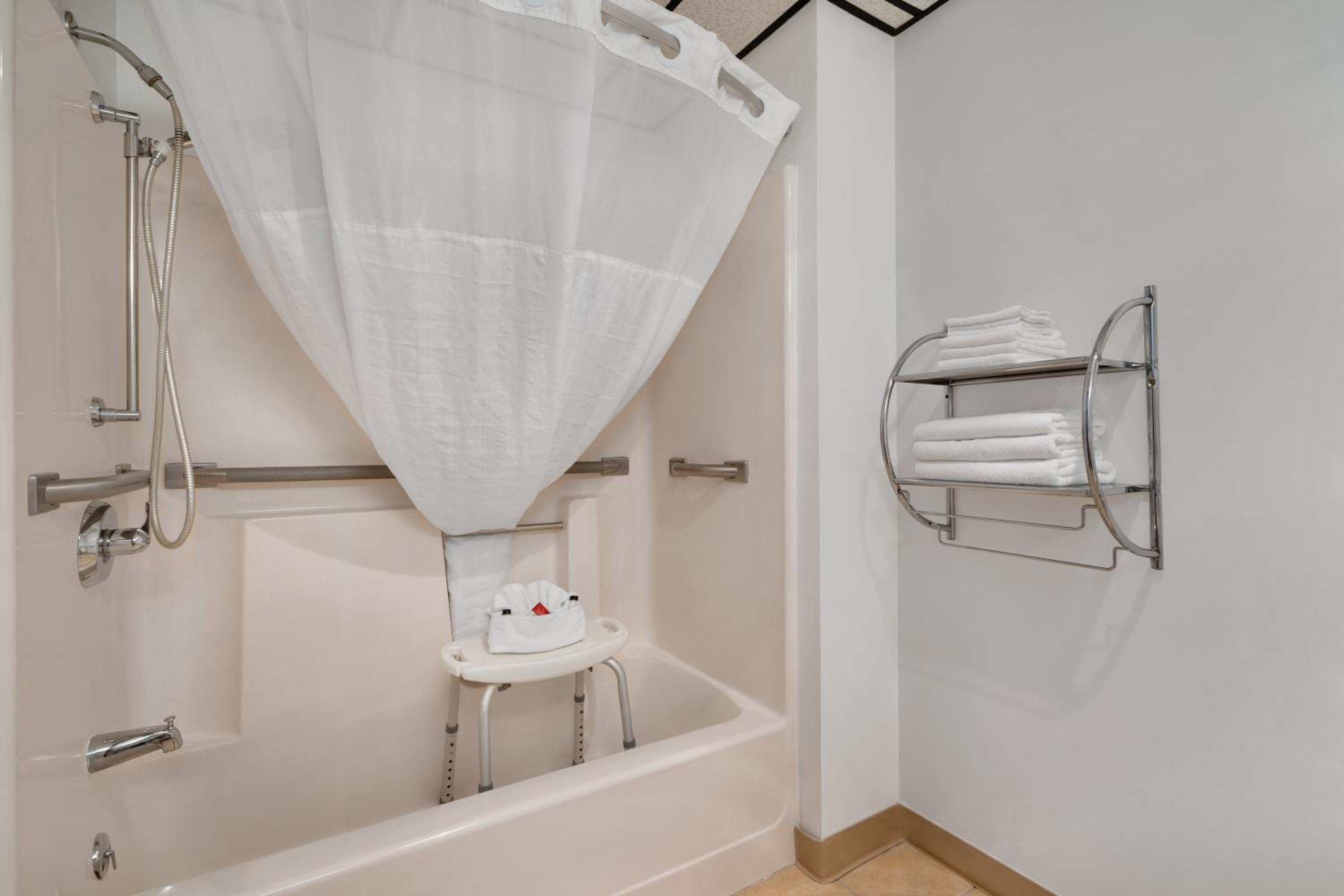 Queen Room - Mobility Access/Non-Smoking - Photo 6