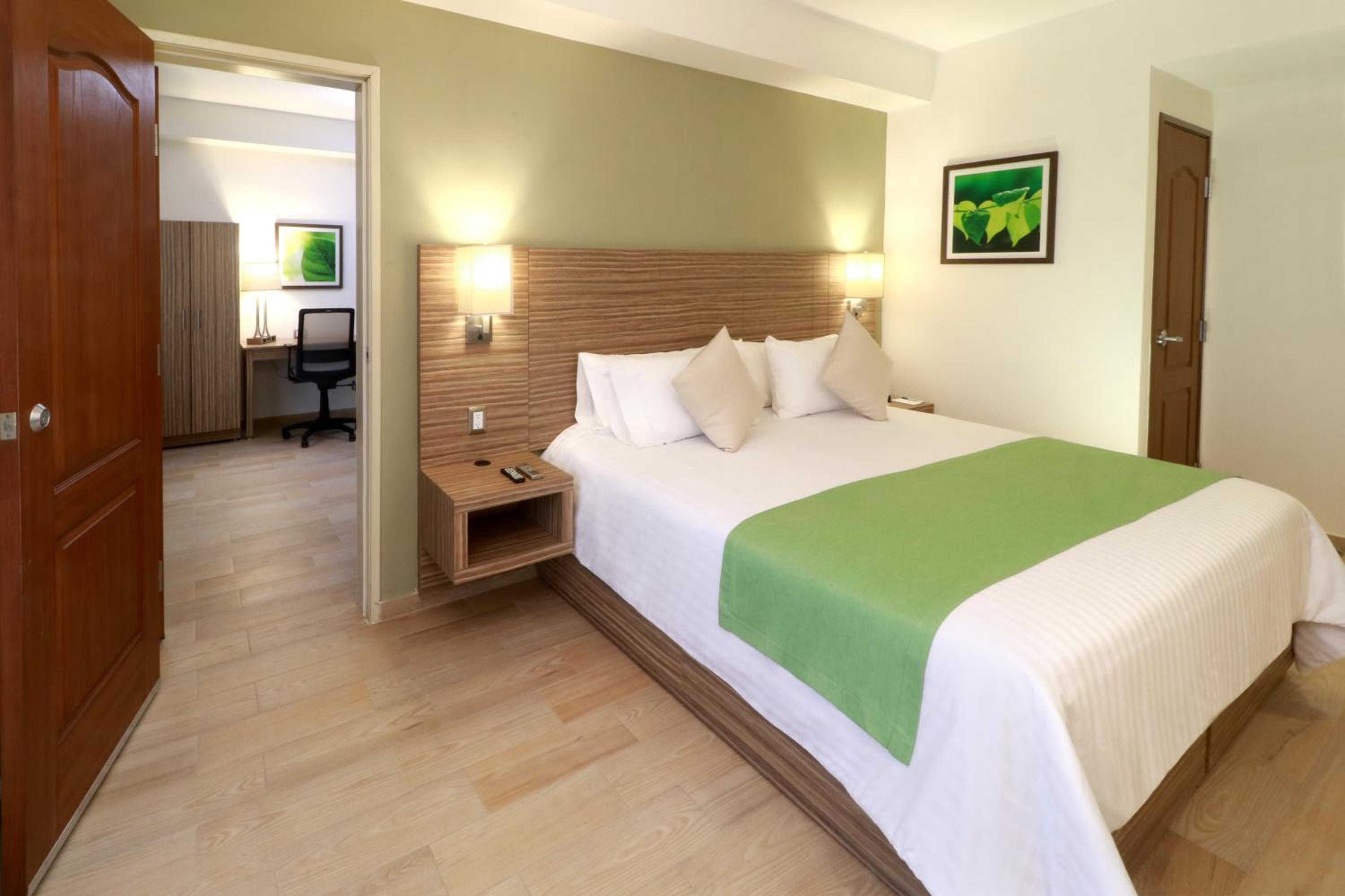 Junior King One-Bedroom Suite - Non-Smoking - Photo 3
