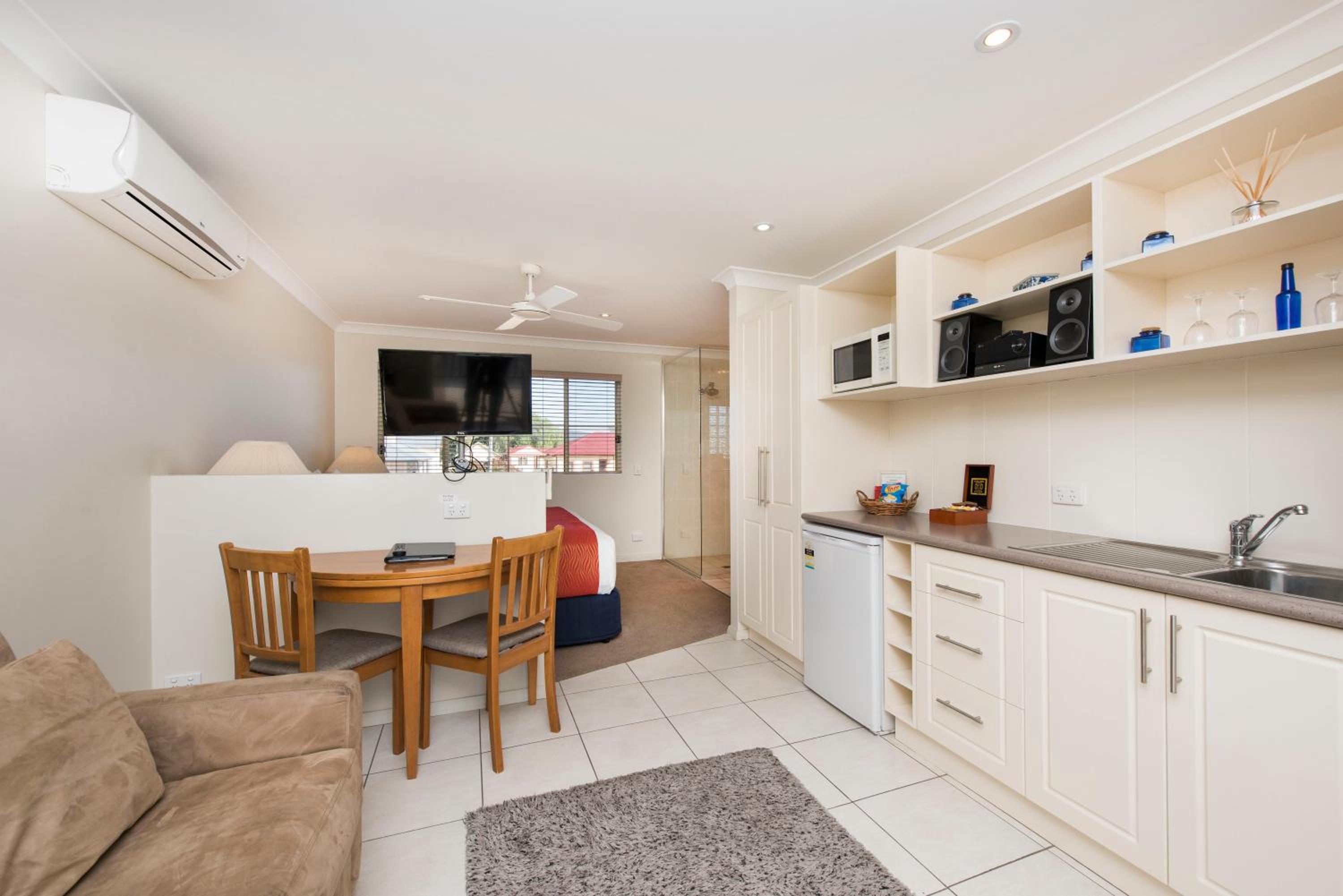 King Suite with Balcony photo 2