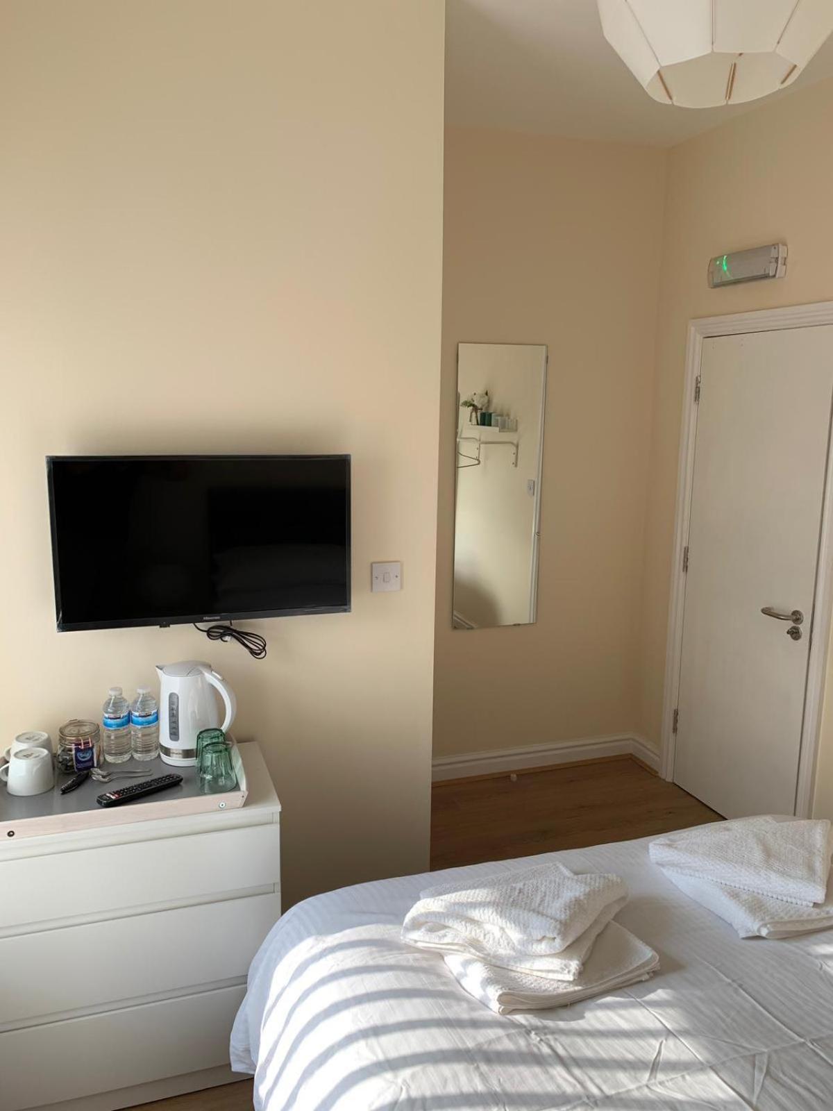 Double Room with Private Bathroom - Photo 6