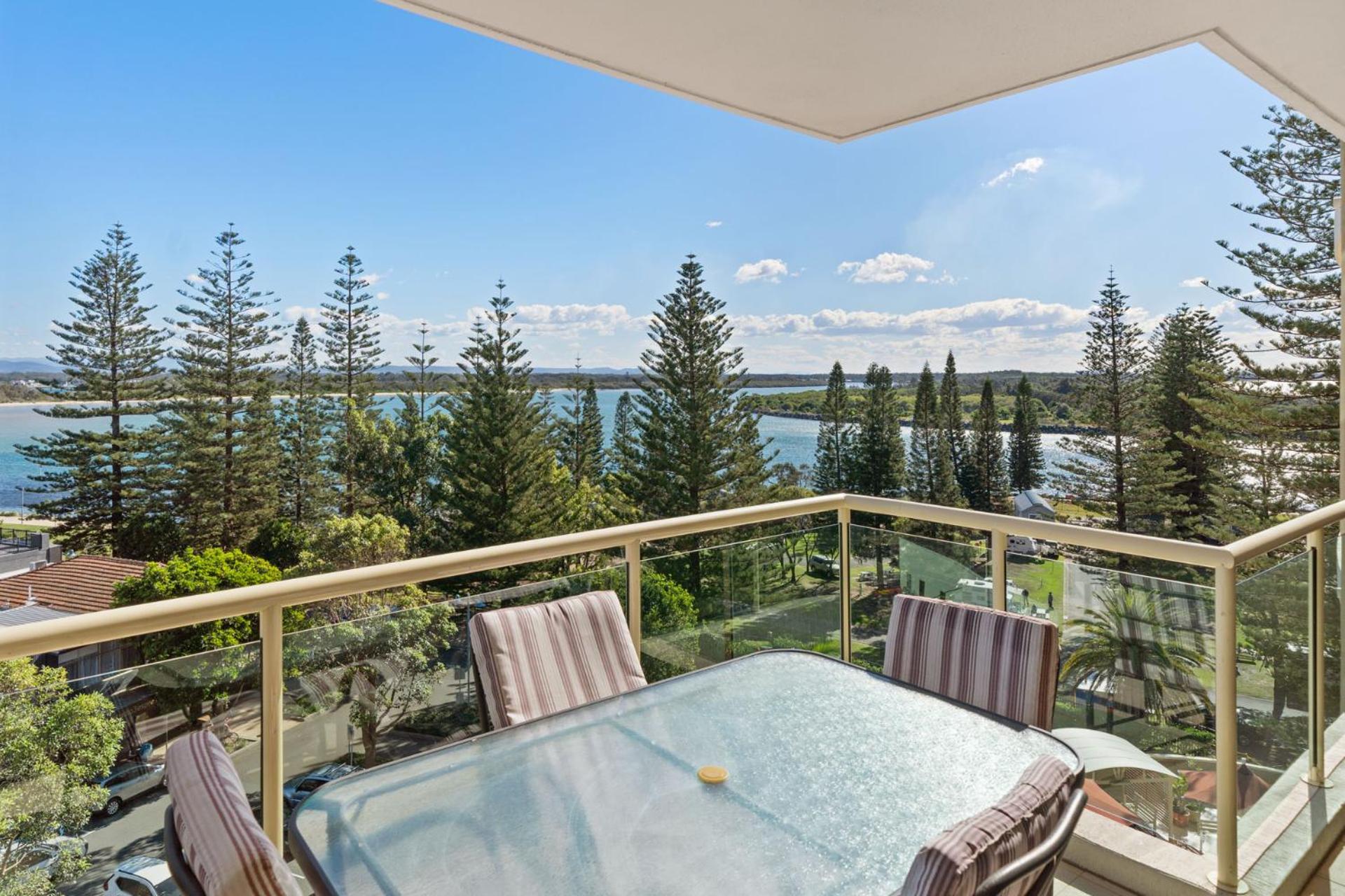 Three-Bedroom Apartment with Partial Water View photo 3