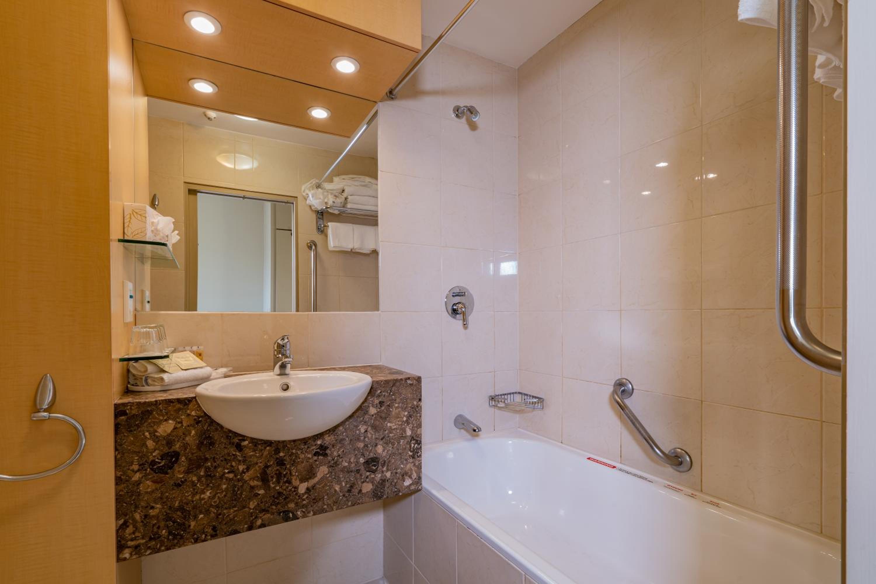 Standard Queen Room - Photo 9