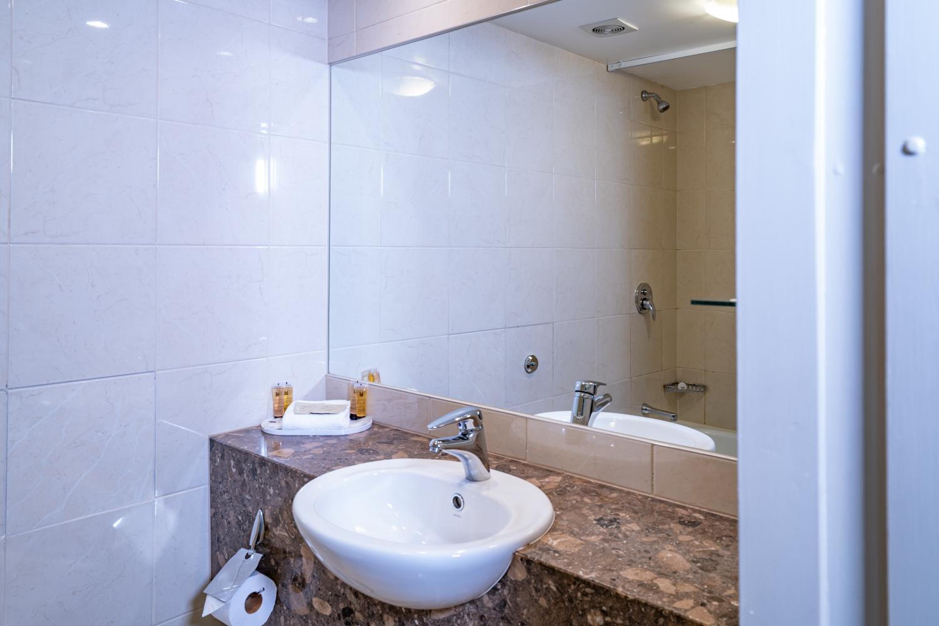 Standard Queen Room - Photo 8
