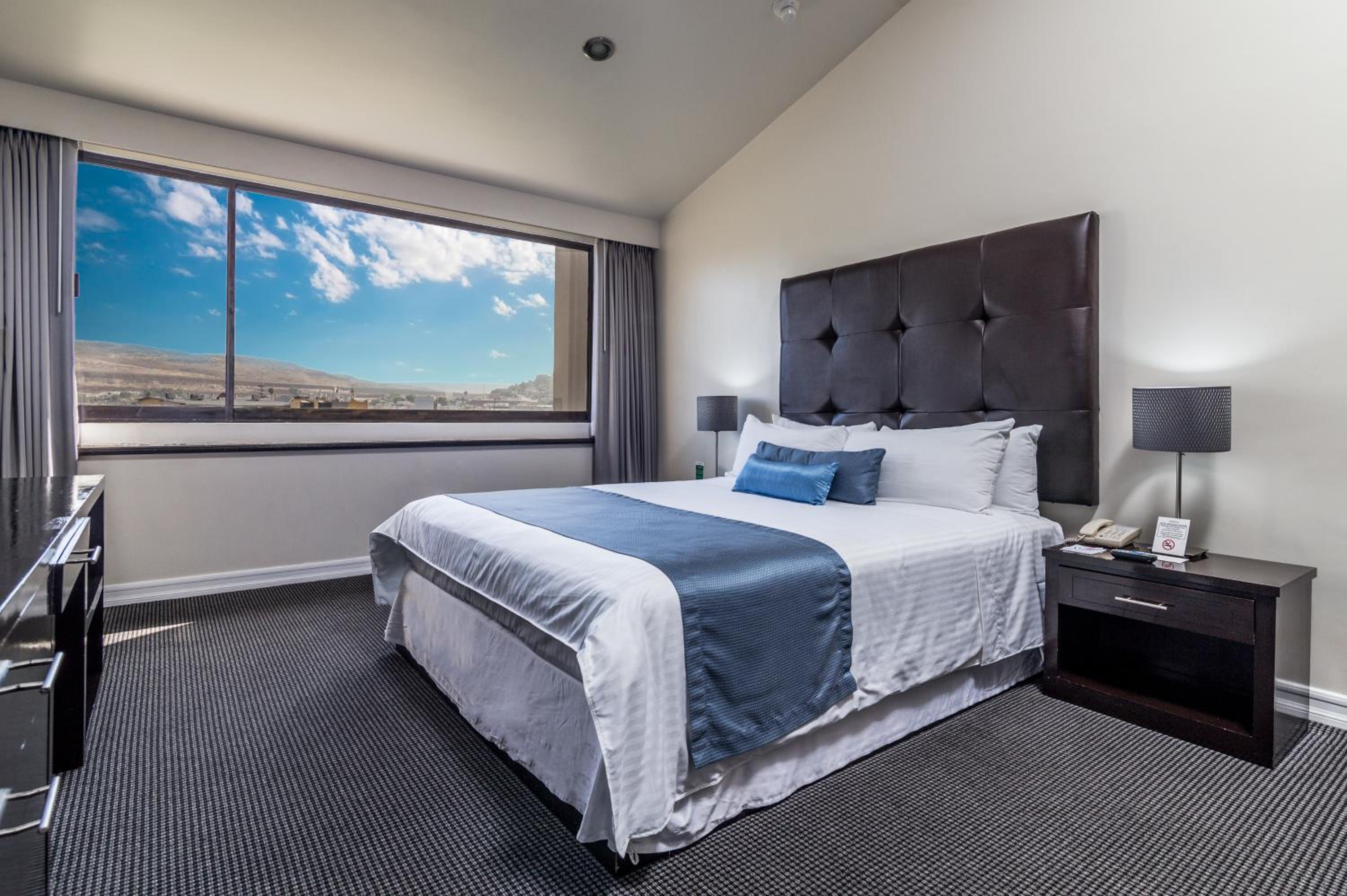 Standard King Room - Photo 9