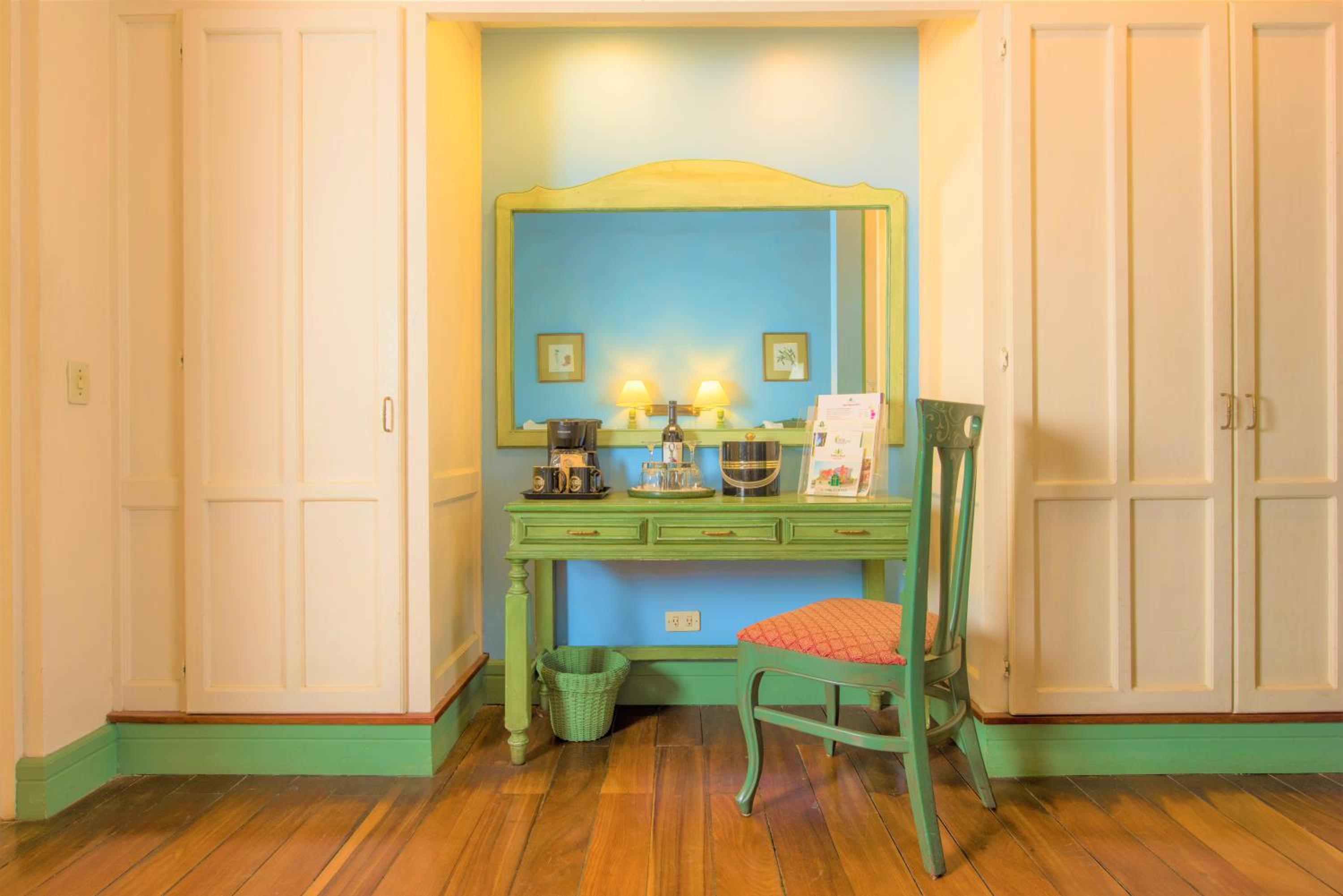 Deluxe King Room - Photo 7