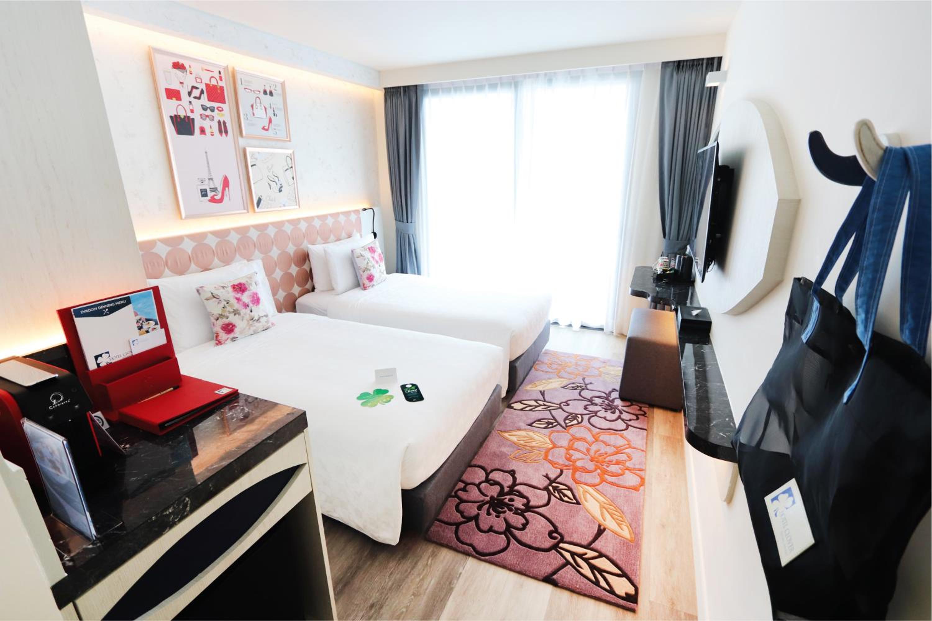 Premier Room with Balcony - Photo 7