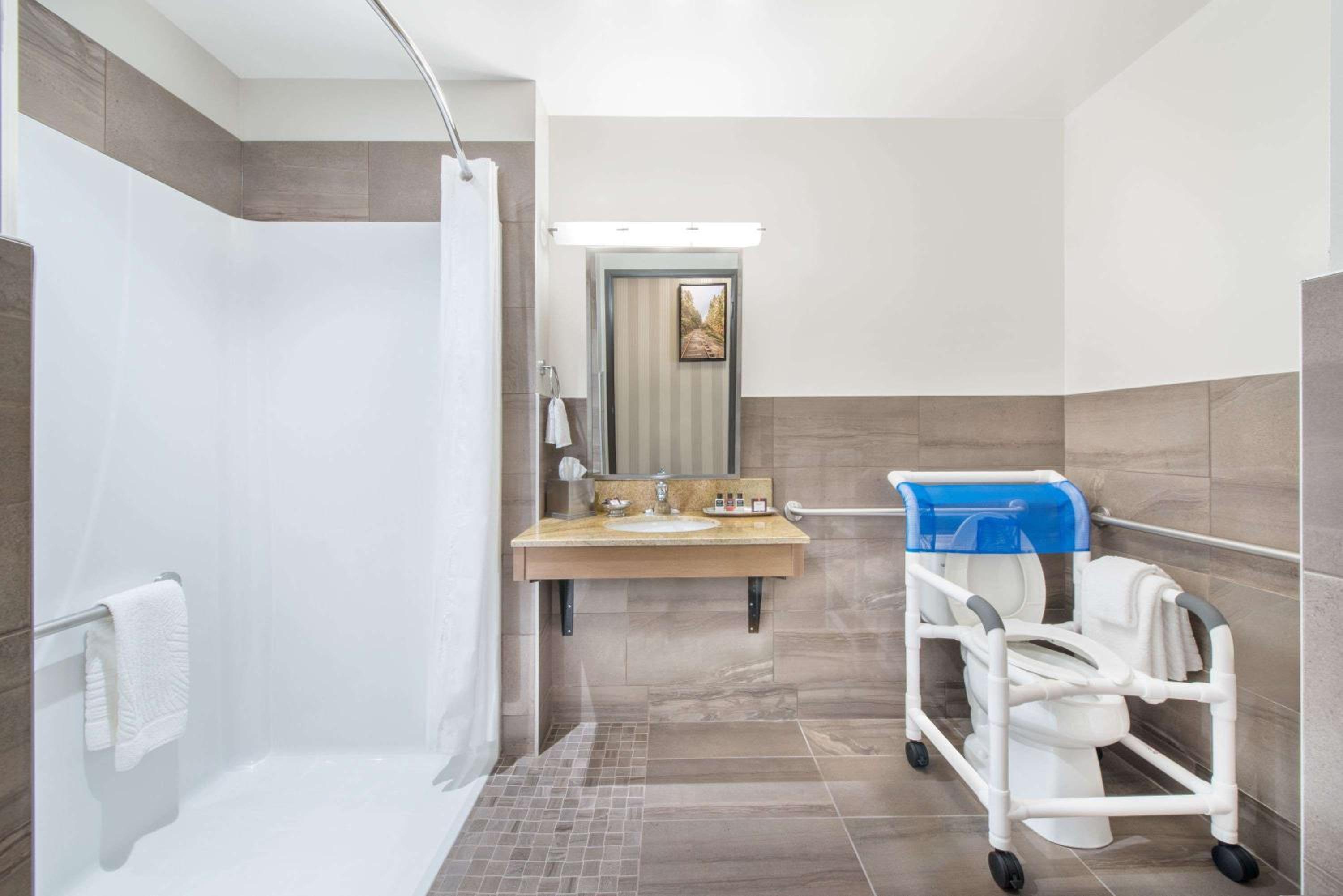 Queen Room with Two Queen Beds - Disability Access photo 1