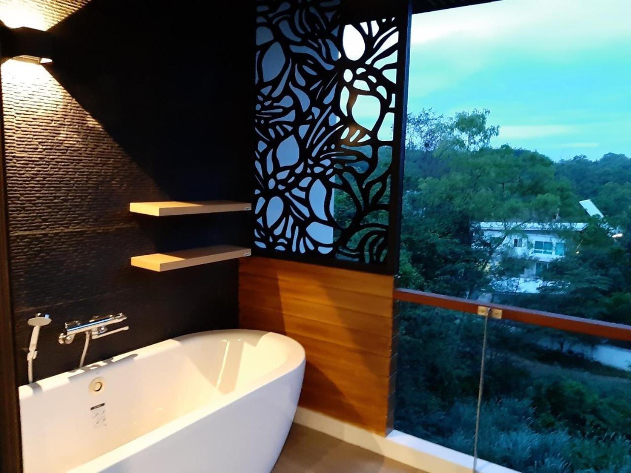 Deluxe King Studio with Bathtub - Photo 2
