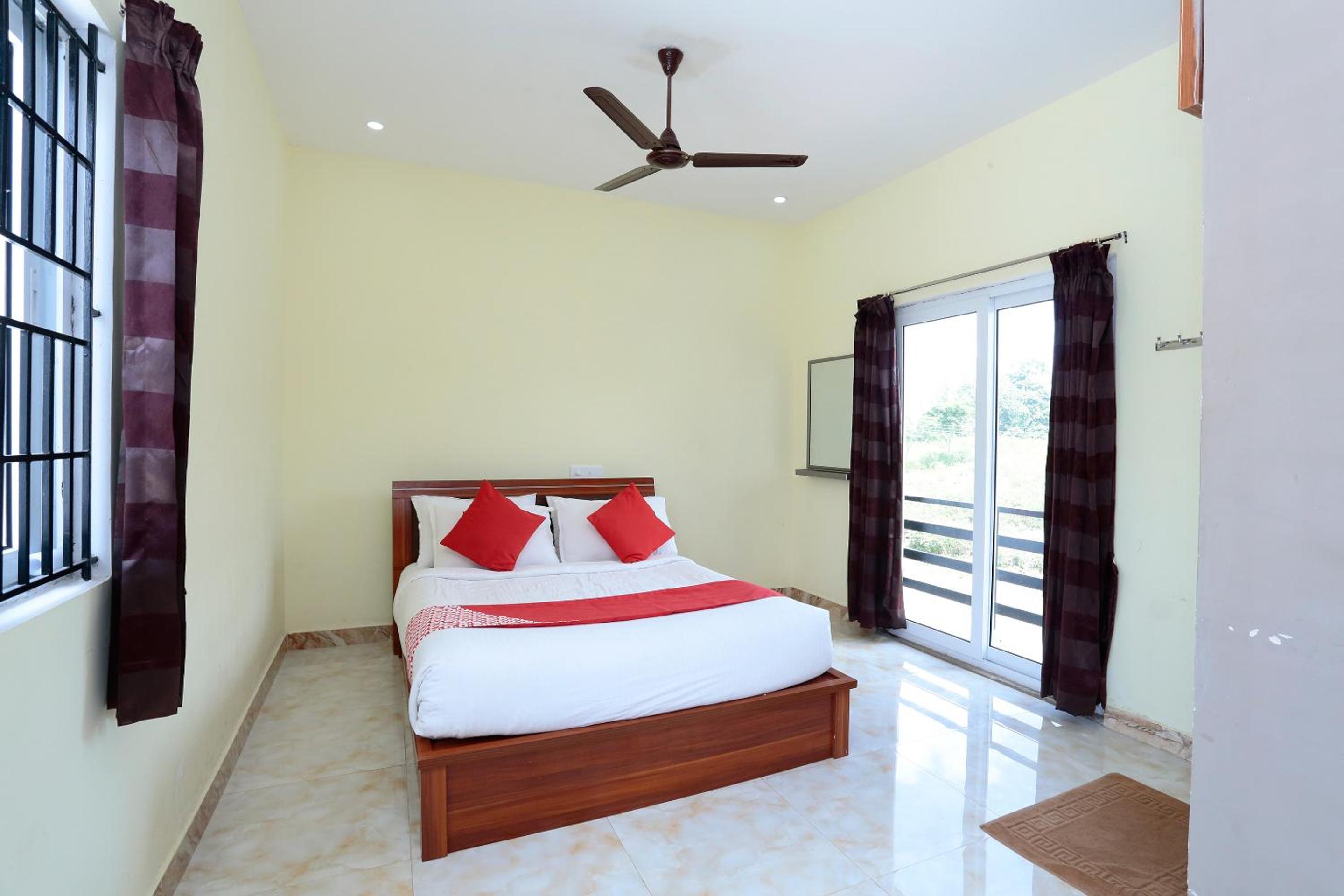 Deluxe King Suite photo 1
