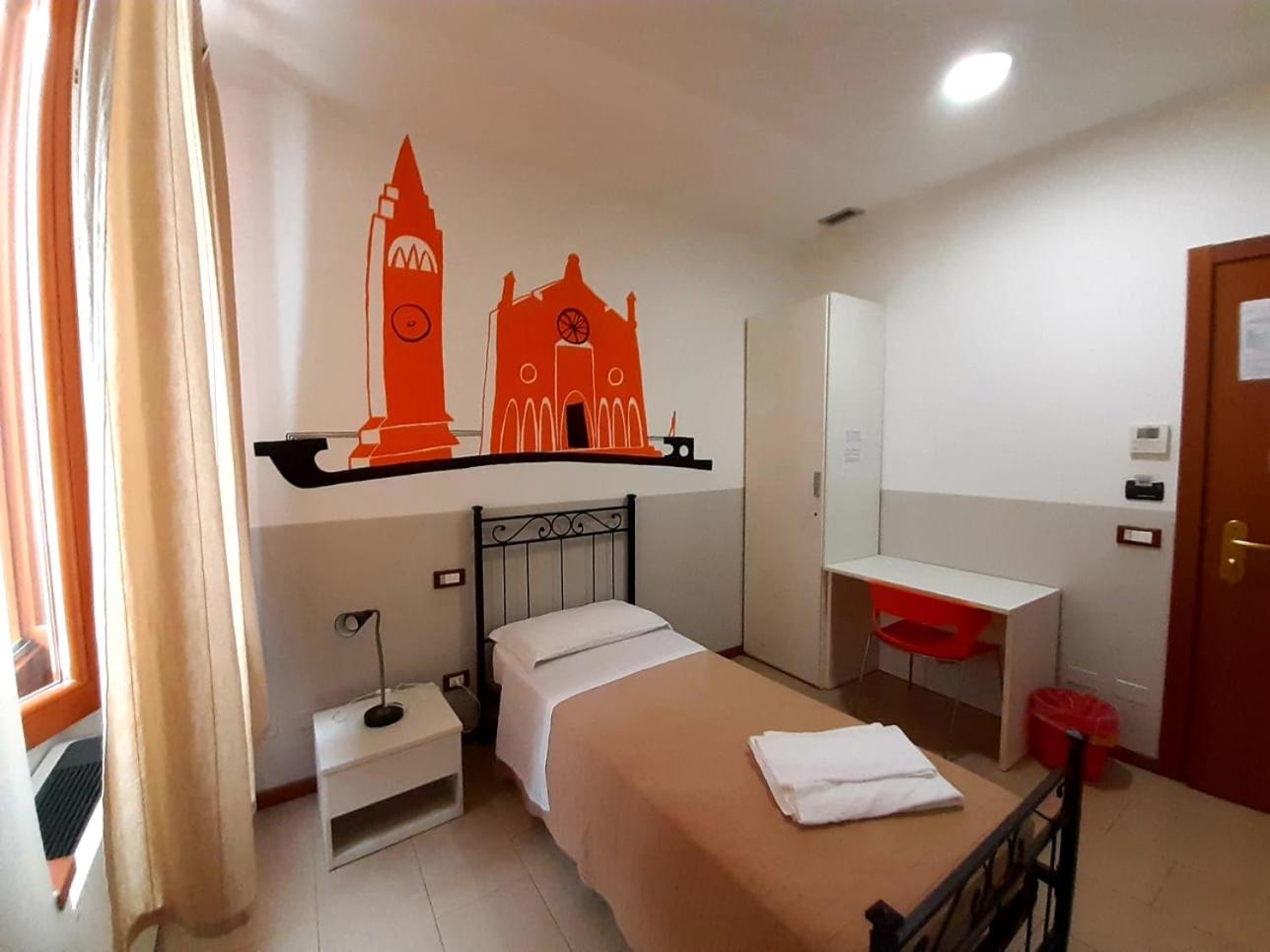 Single Room with Private External Bathroom photo 1