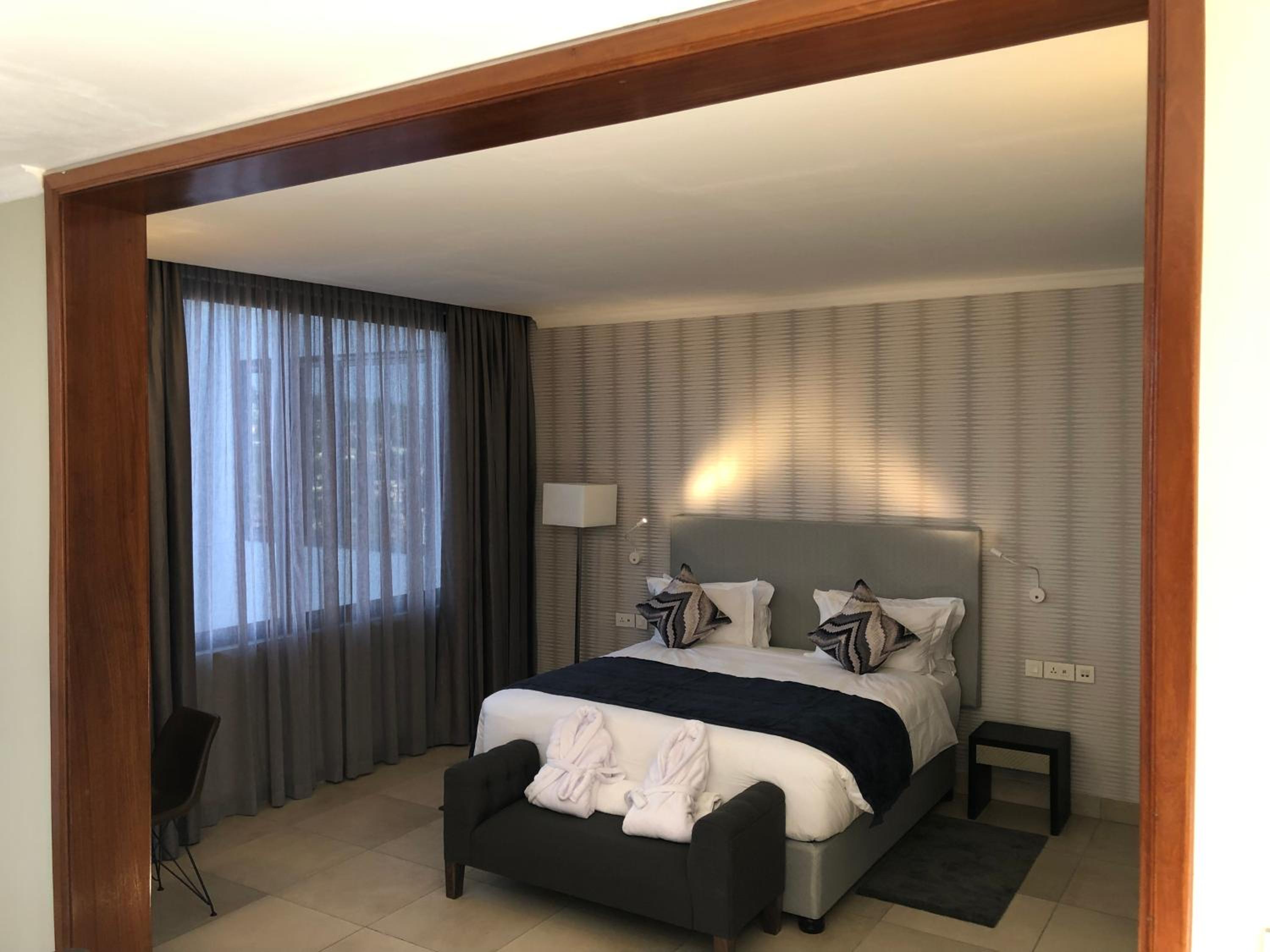 Executive Suite - Photo 5