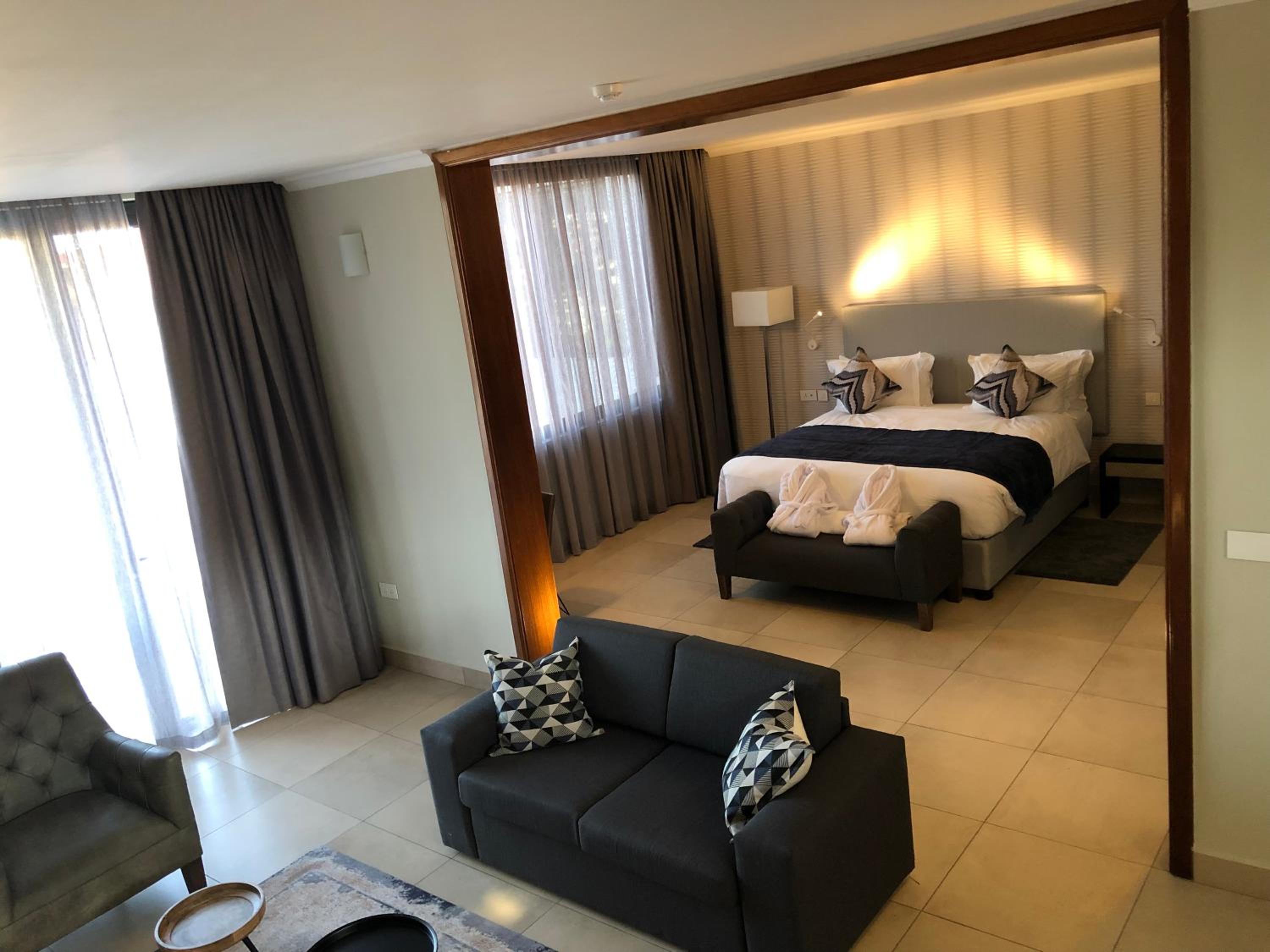 Executive Suite - Photo 18
