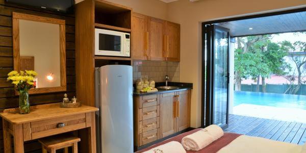 Double Room with Pool View - Photo 4