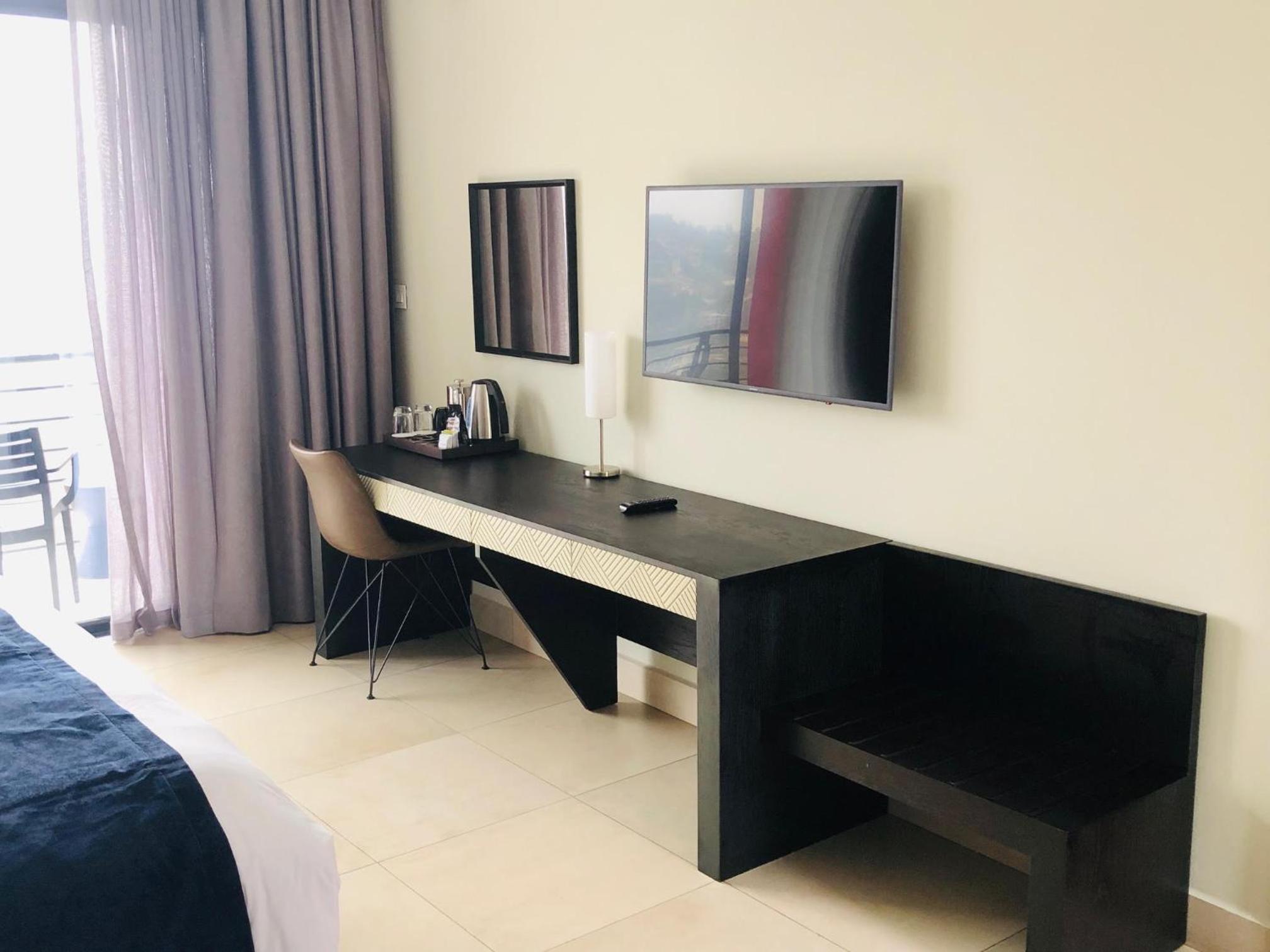 Deluxe Double or Twin Room with Balcony - Photo 4