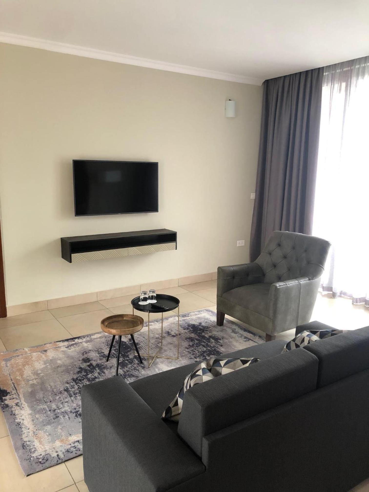 Executive Suite - Photo 3