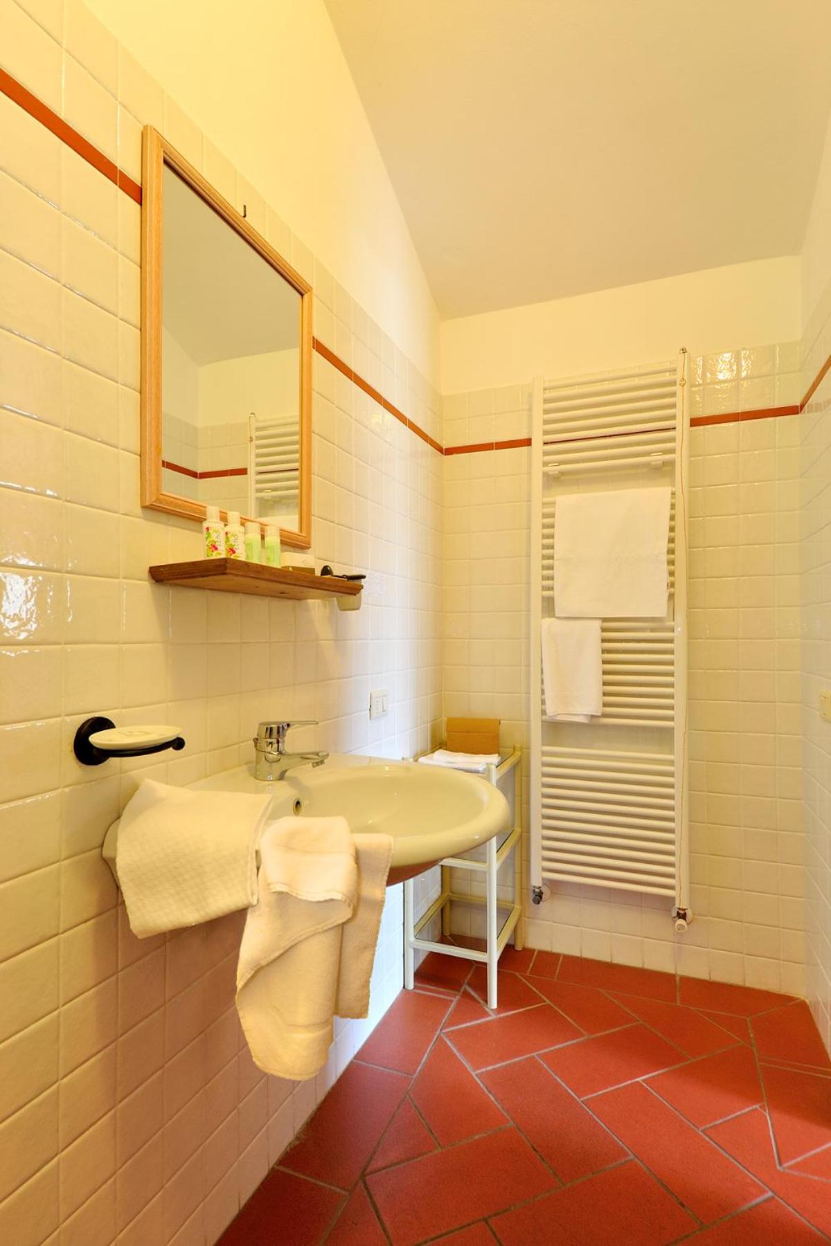 Double or Twin Room - Photo 11