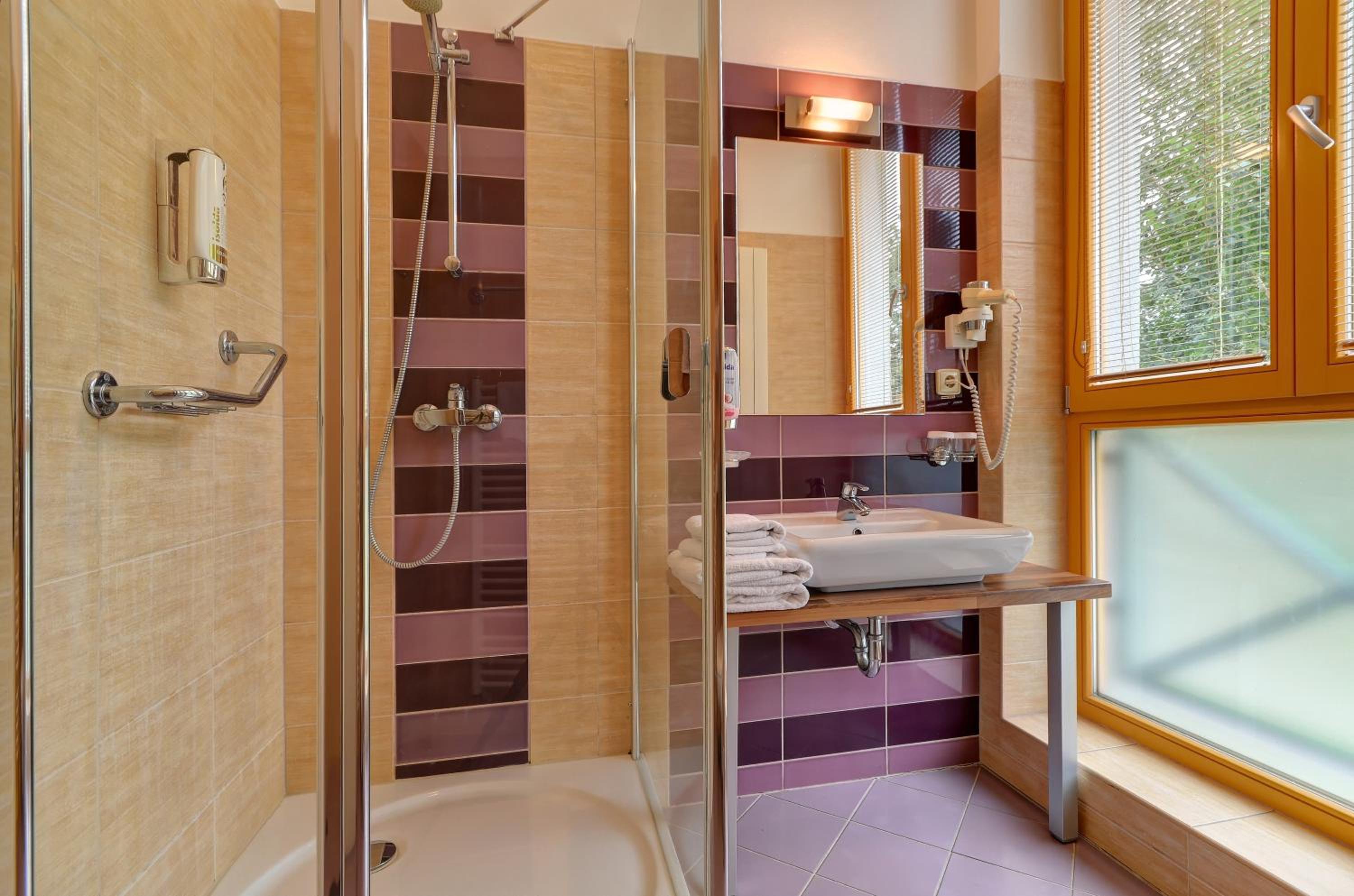 Standard Double or Twin Room - Photo 5