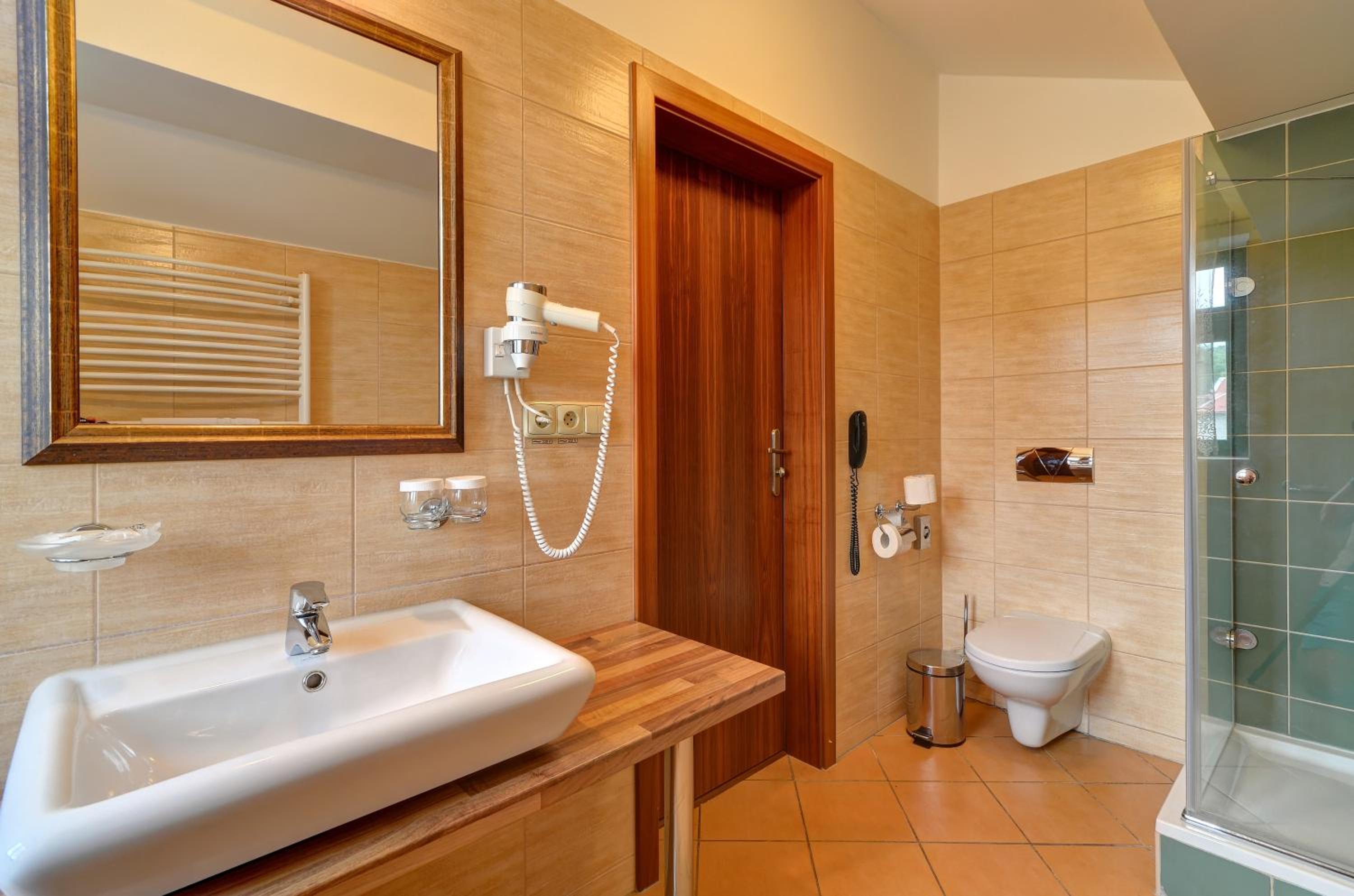 Standard Double or Twin Room - Photo 6