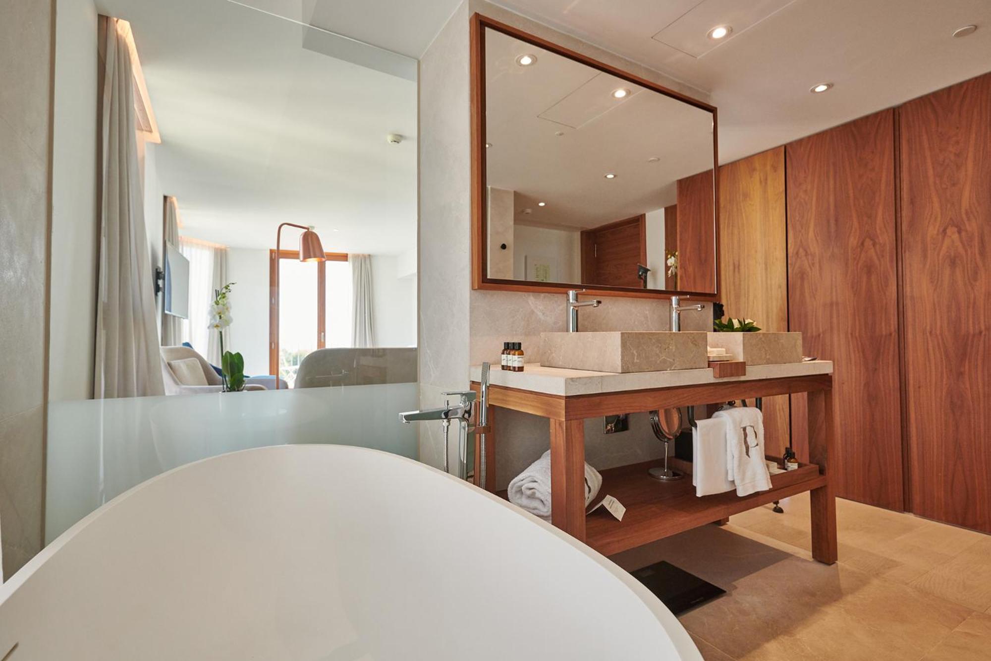 Junior Suite with Spa Access thumbnail 5