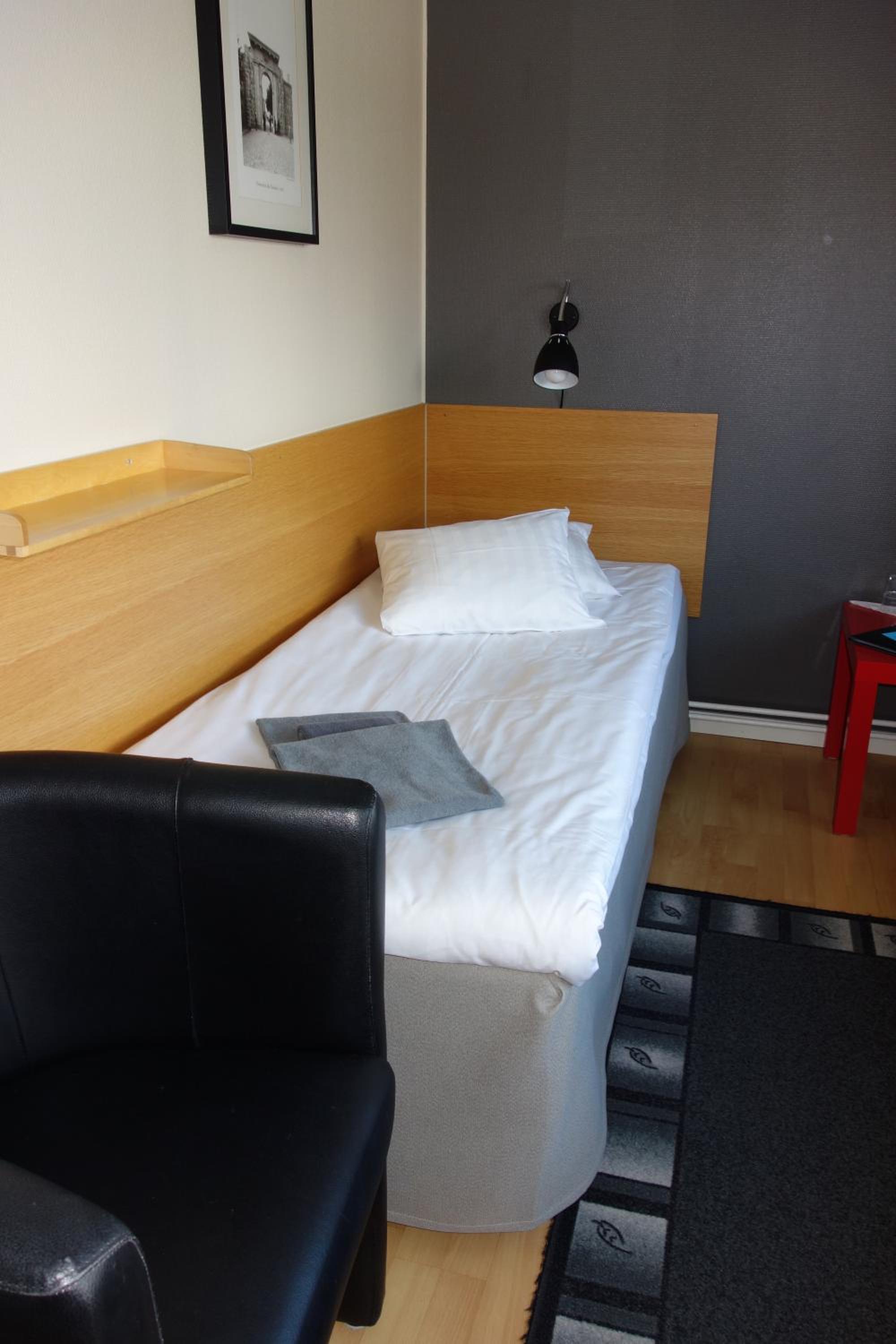 Standard Twin Room - Photo 4