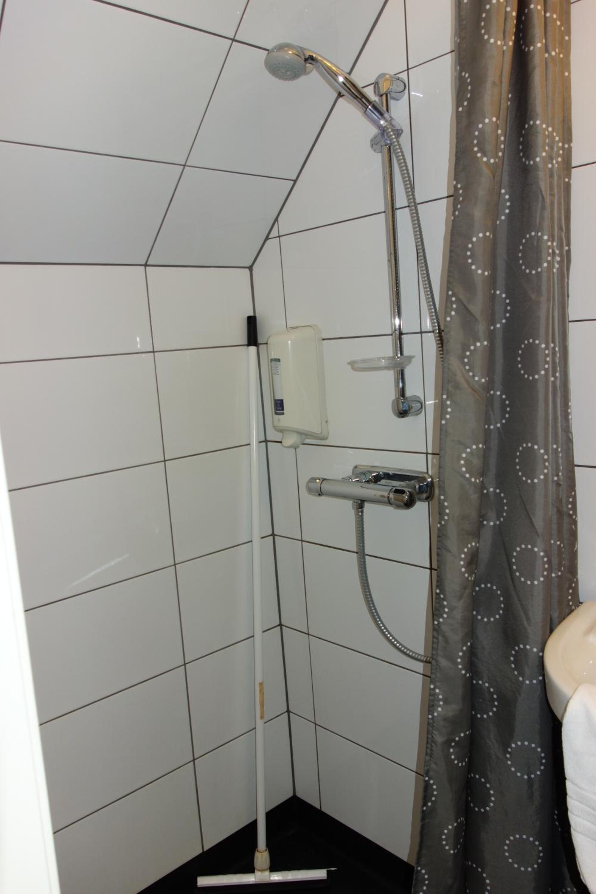 Standard Twin Room - Photo 6