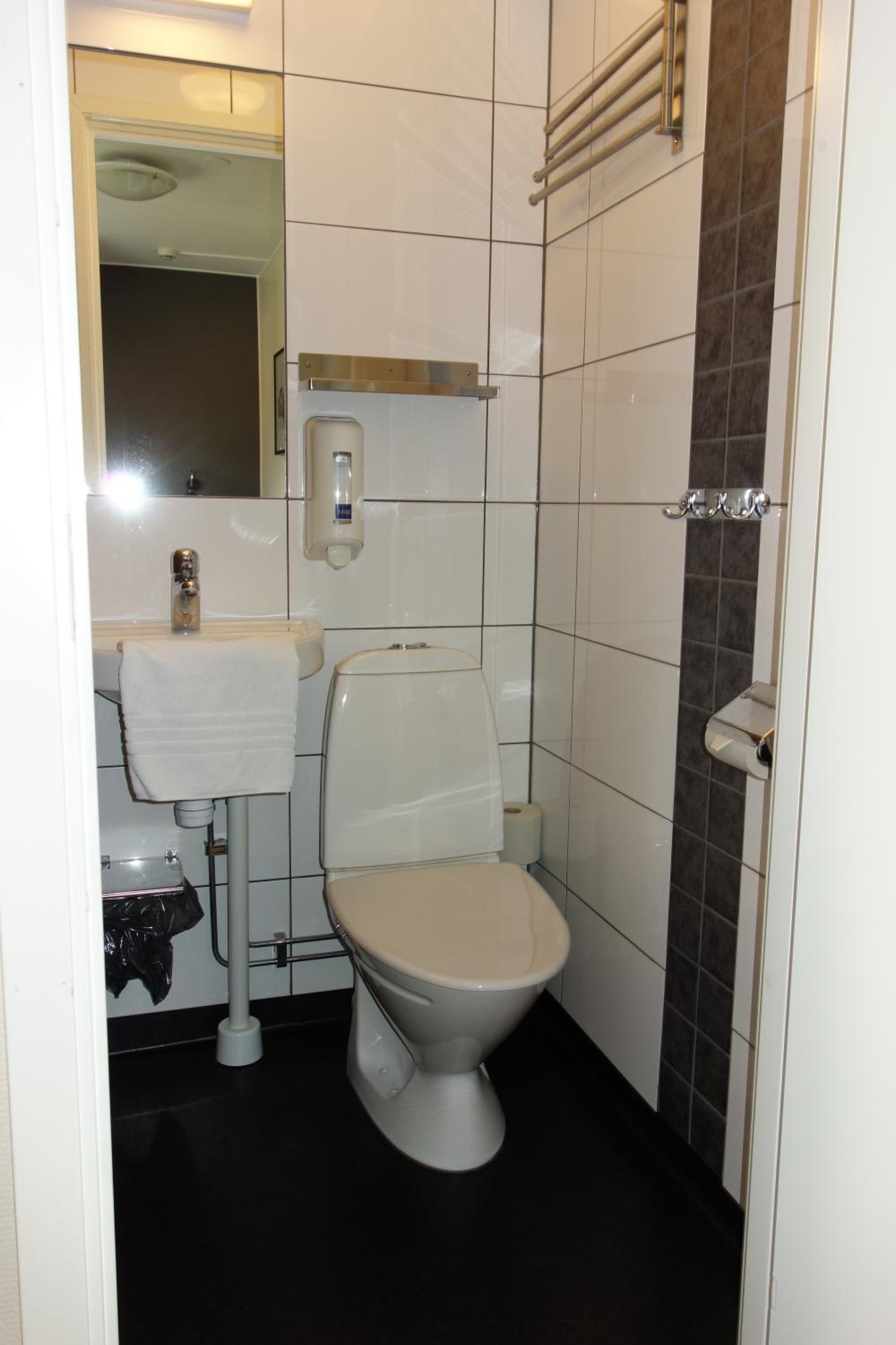 Standard Twin Room - Photo 9