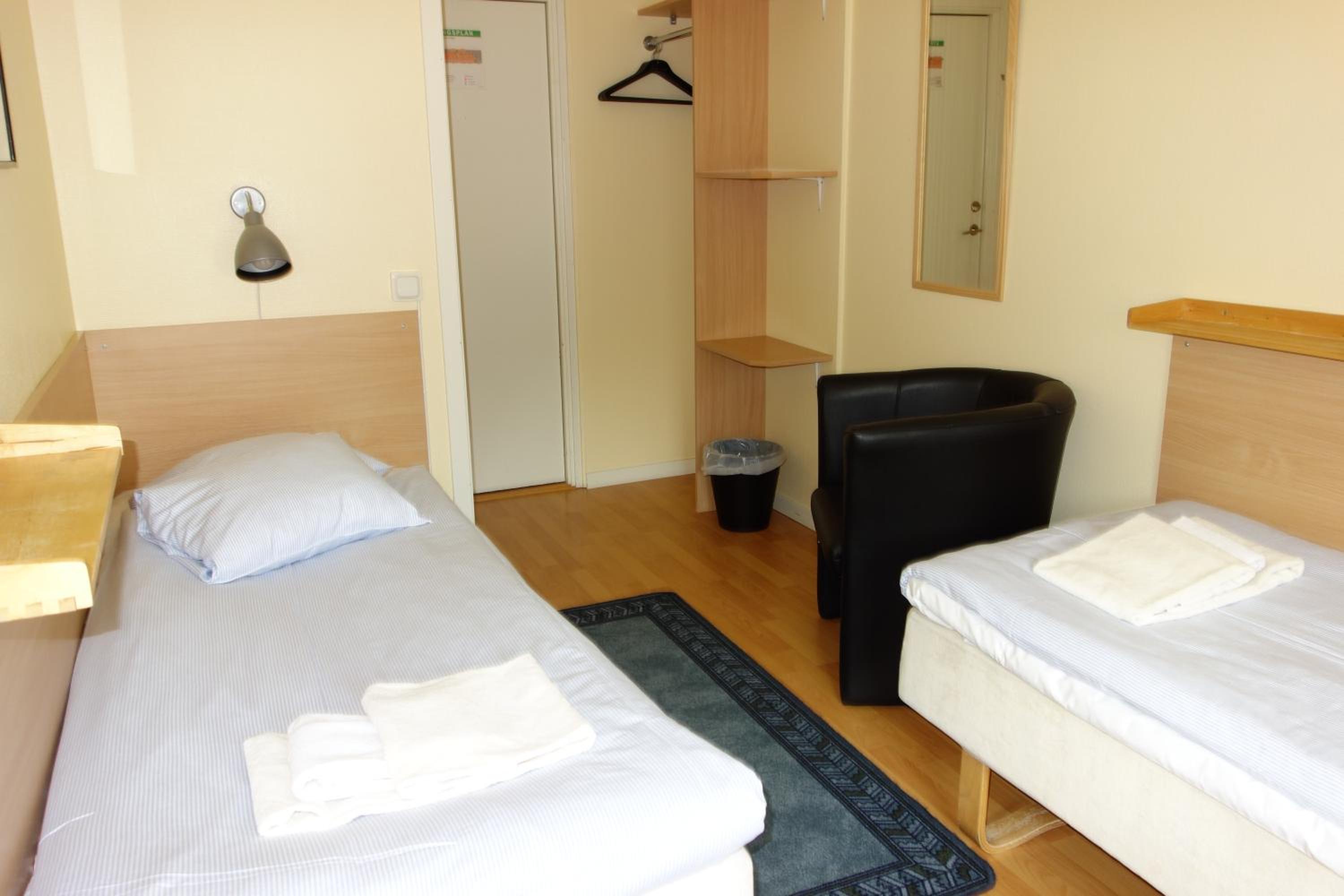 Standard Twin Room - Photo 7