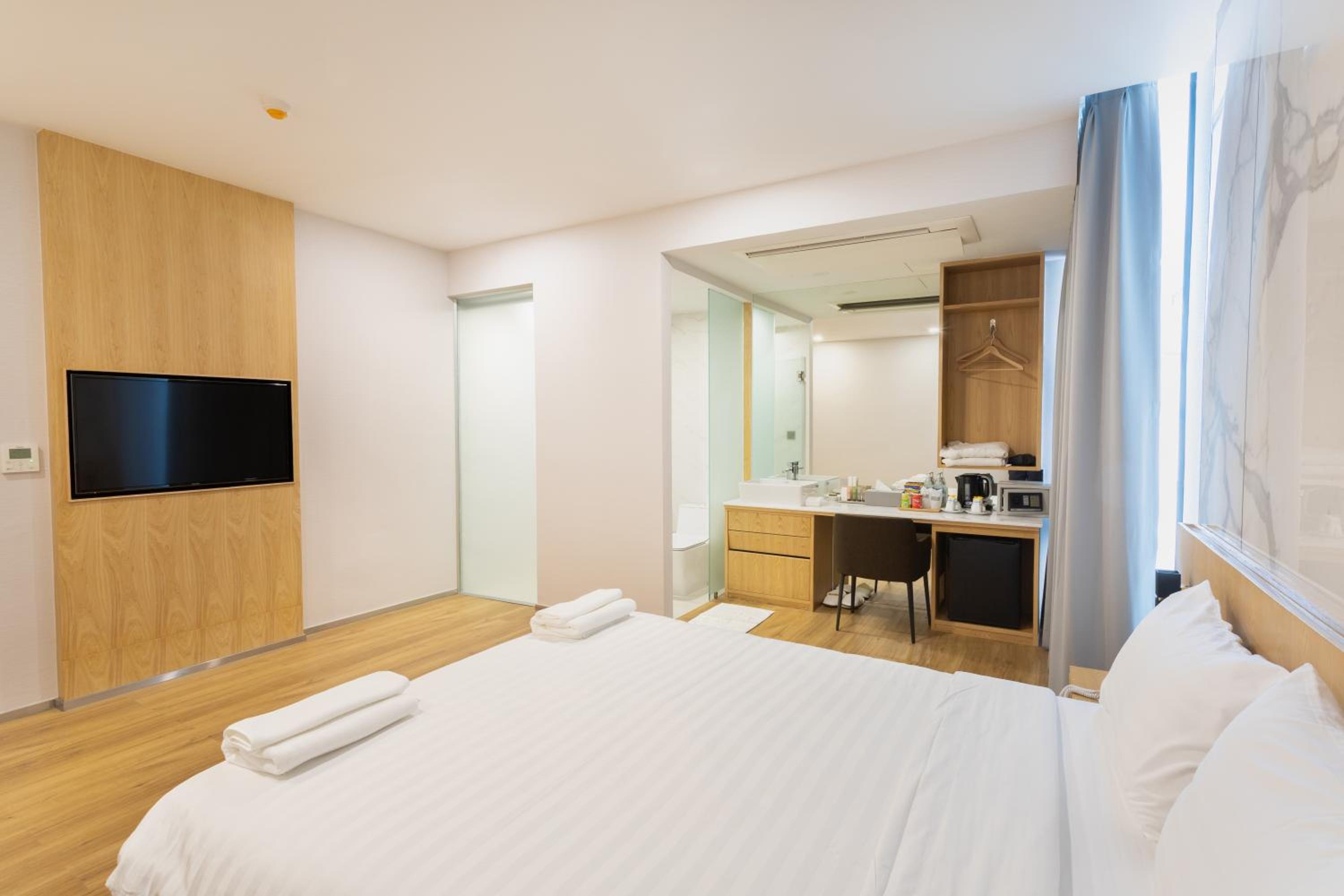 Large Double Room photo 2